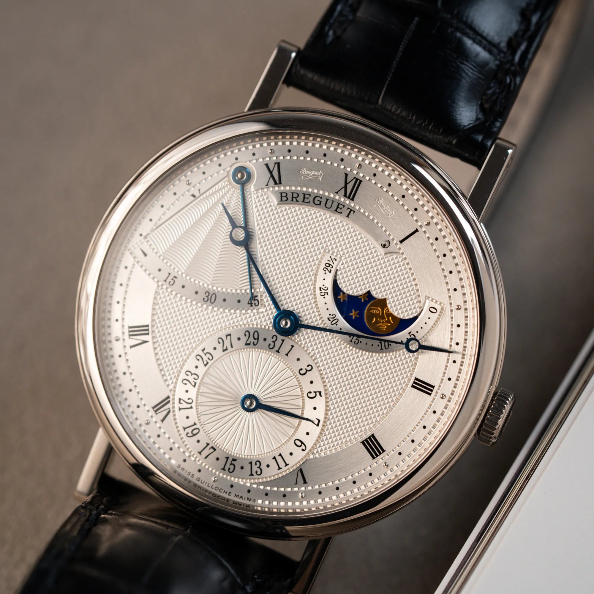Detailaufnahme der Breguet Classique Moonphase der Referenz 7137 in Weissgold mit 3-fach guillochiertem Zifferblatt und Mondphase-Anzeige