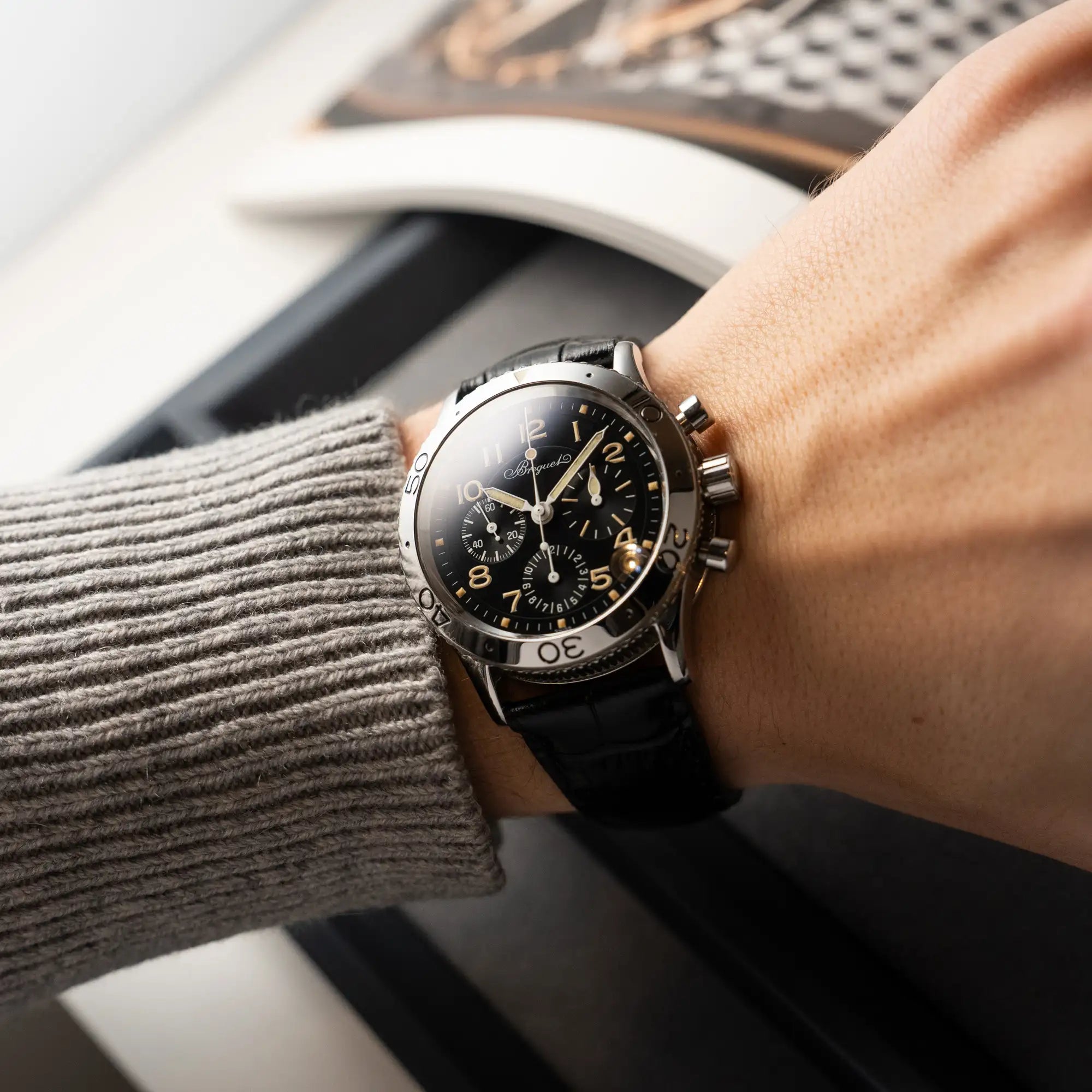 Wristshot mit der Breguet Type XX Aéronavale mit der Referenz 3800ST und vergilbten Tritium-Zifferblatt am schwarzen Lederband