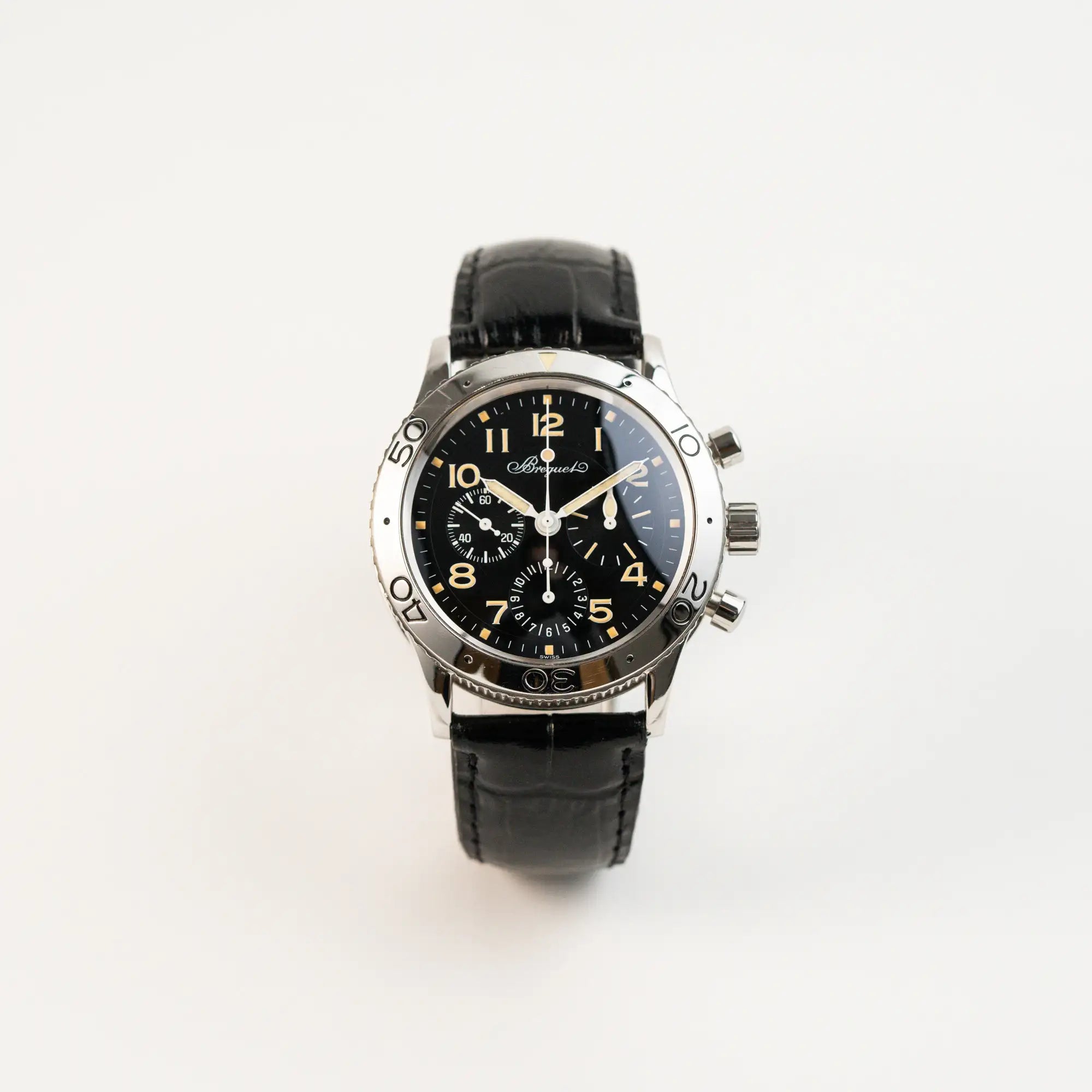 Frontale Ansicht der Breguet Type XX Aéronavale mit der Referenz 3800ST und vergilbten Tritium-Zifferblatt am schwarzen Lederband