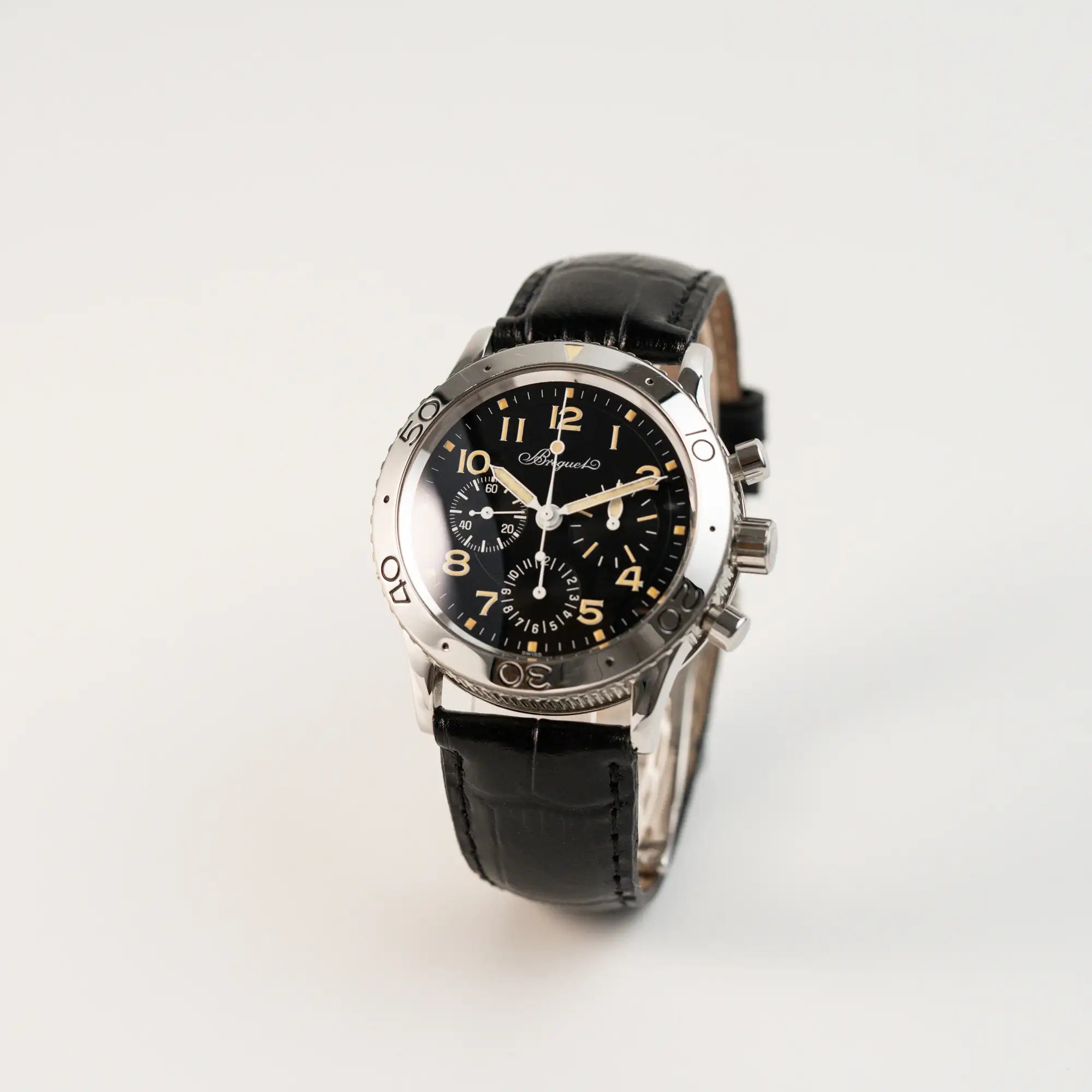 Leicht schräge Ansicht der Breguet Type XX Aéronavale mit der Referenz 3800ST und vergilbten Tritium-Zifferblatt am schwarzen Lederband