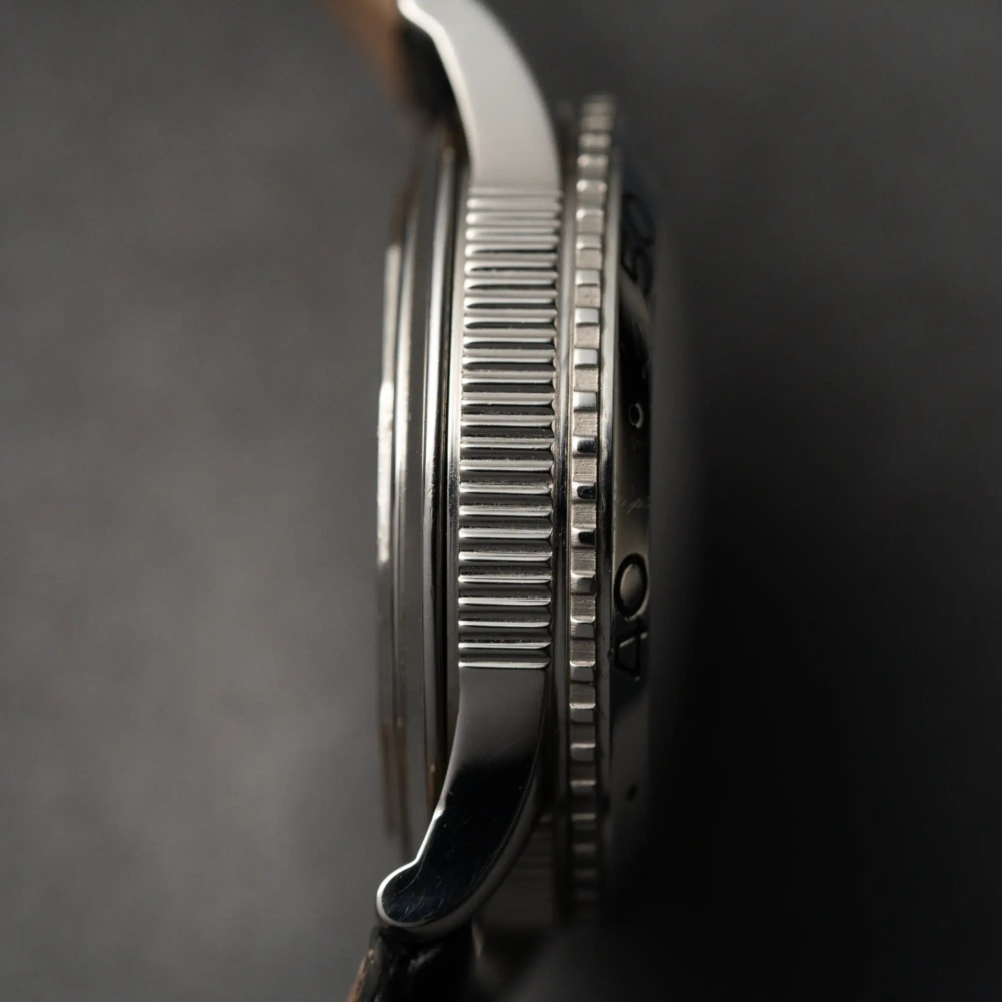 Produktfotografie des seitlichen Gehäuses mit klassischen Breguet-Details der Type XX Aéronavale mit der Referenz 3800ST