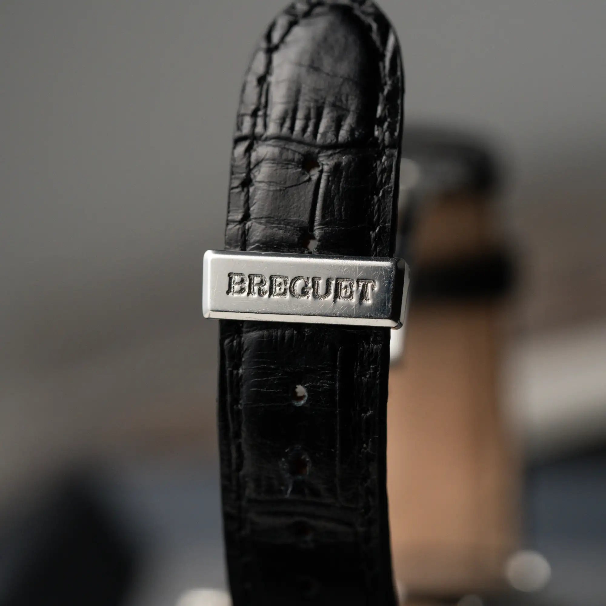 Detailaufnahme der Schliesse der Breguet Type XX Aéronavale mit der Referenz 3800ST am schwarzen Lederband