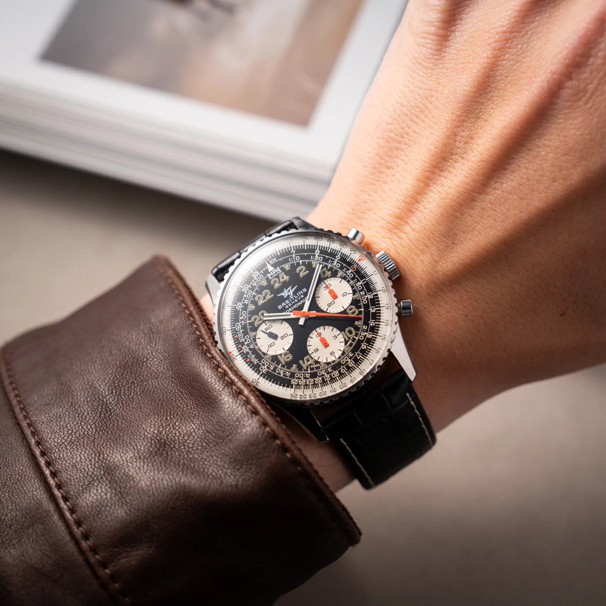 Mann trägt den Vintage Chronographen Navitimer Cosmonaute von Breitling aus Ende der 60er Jahre an seinem Handgelenk
