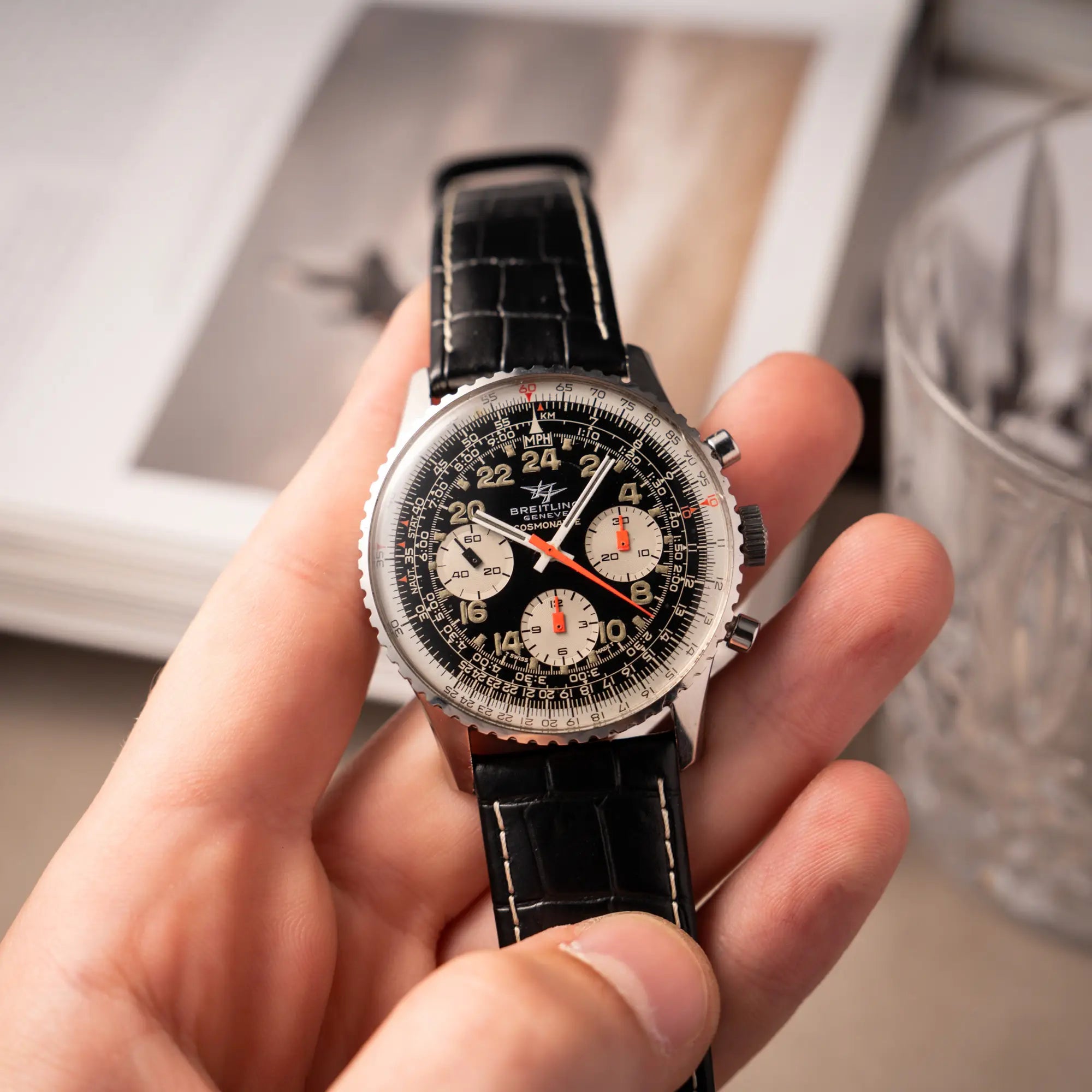 Mann präsentiert den Vintage Chronographen Navitimer Cosmonaute von Breitling aus Ende der 60er Jahre