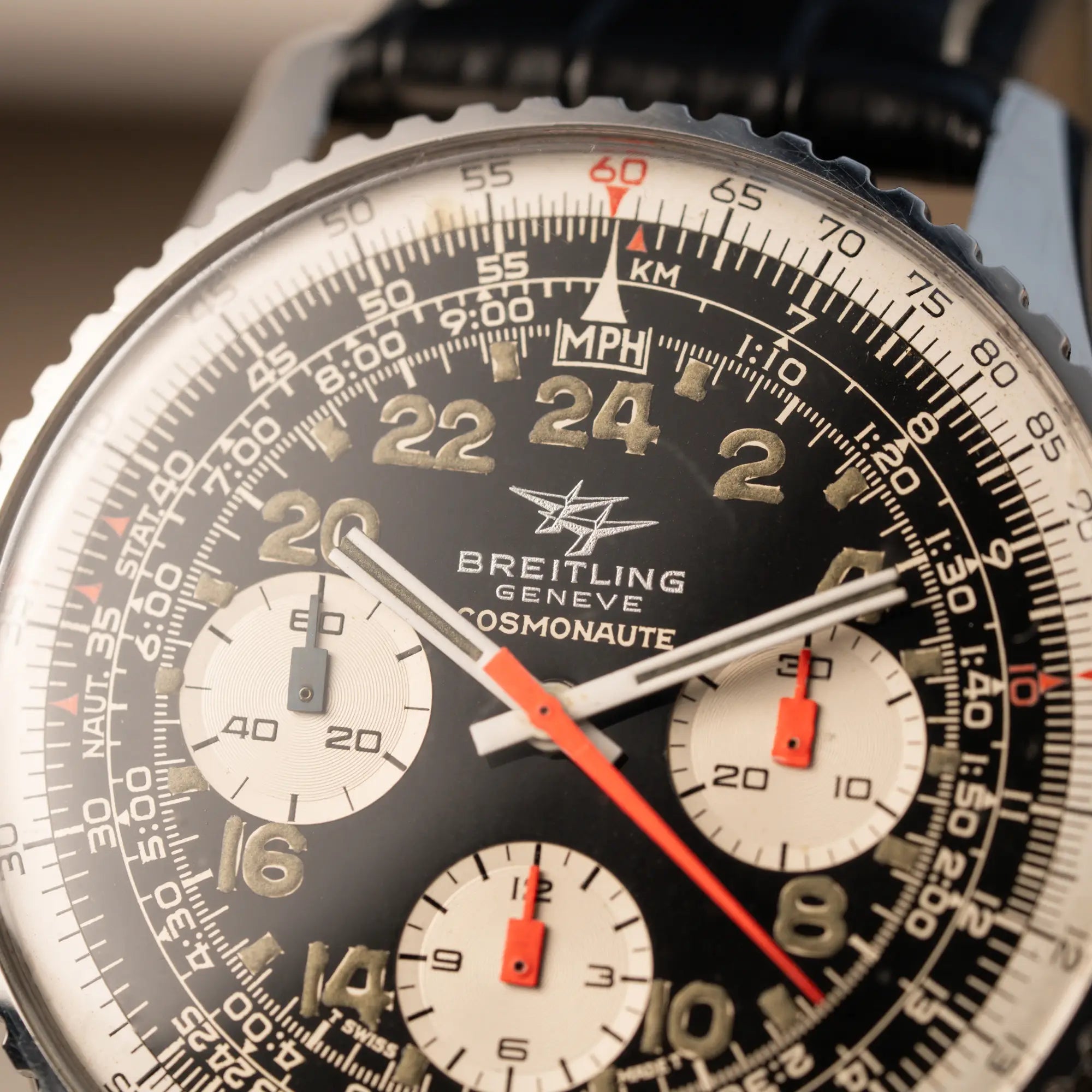Detailaufnahme des Zifferblatts des Vintage Chronographen Navitimer Cosmonaute von Breitling aus Ende der 60er Jahre