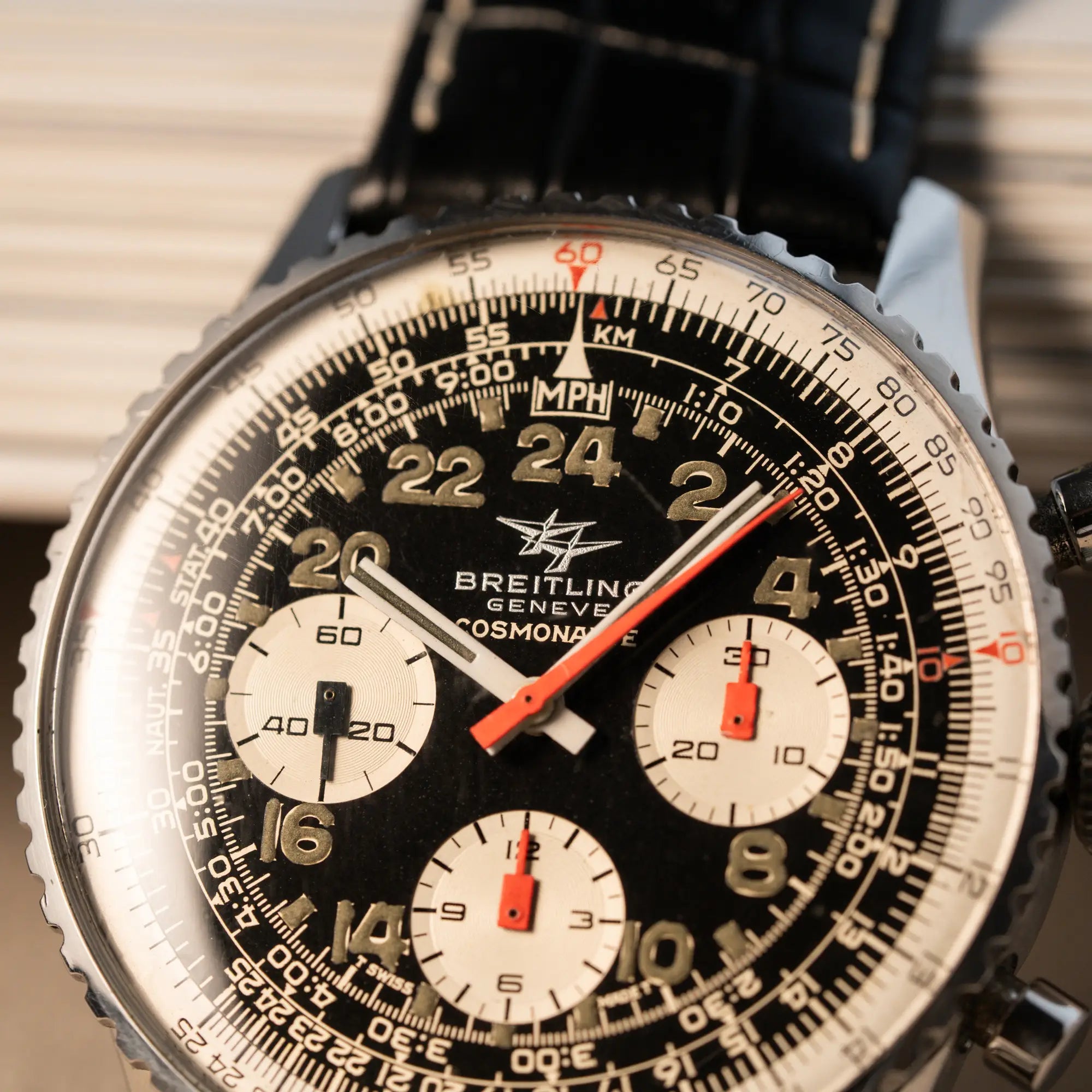 Detailaufnahme des Uhrenkopfes des Vintage Chronographen Navitimer Cosmonaute von Breitling aus Ende der 60er Jahre zeigt das Zifferblatt