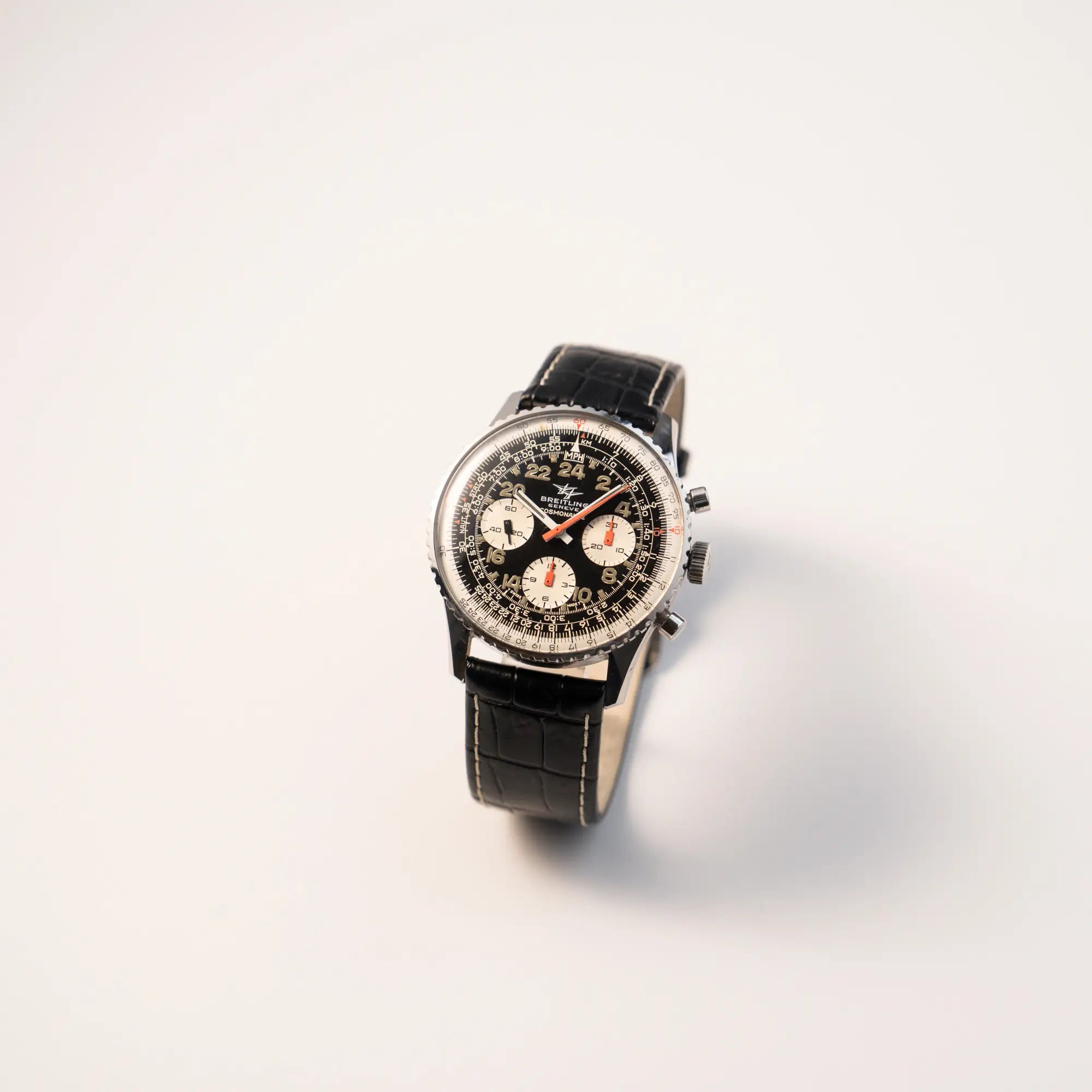 Leicht schräge Ansicht des Vintage Chronographen Navitimer Cosmonaute von Breitling aus Ende der 60er Jahre