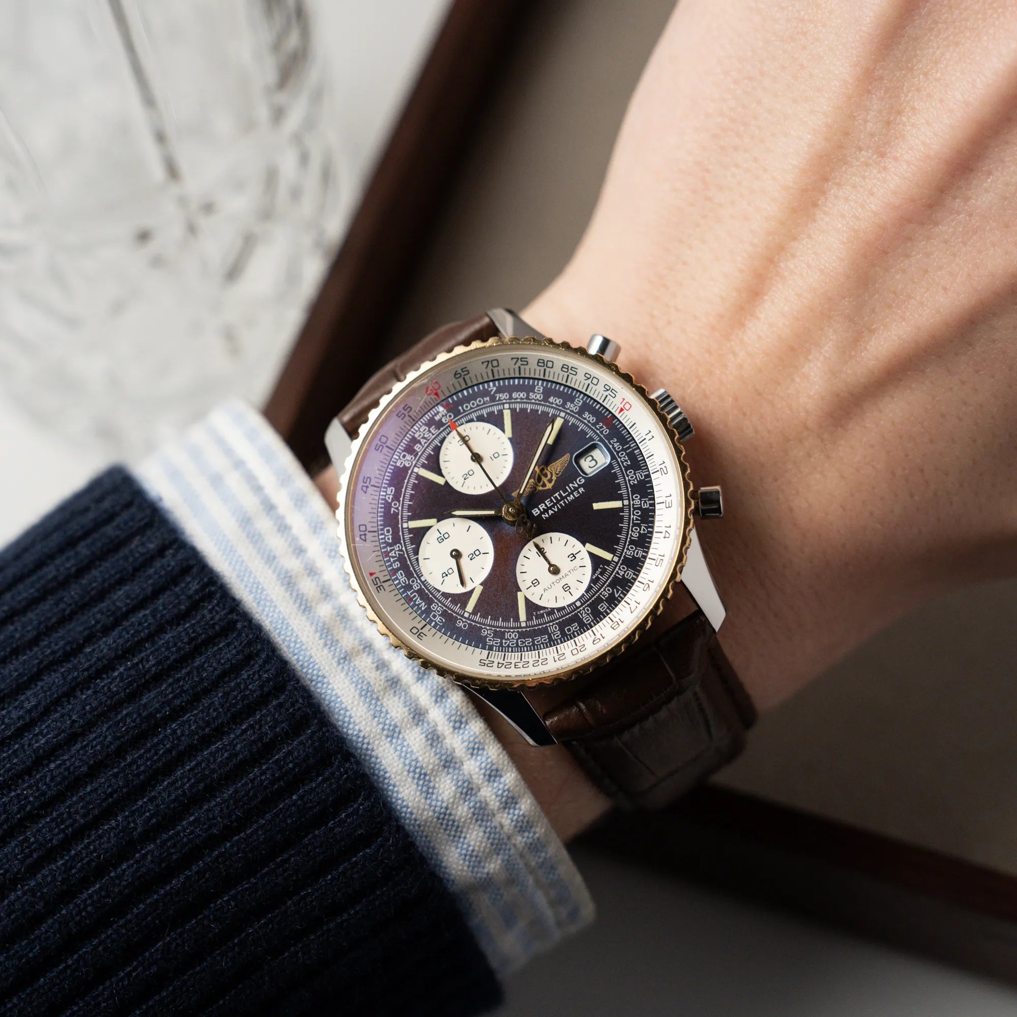 Wristshot mit dem Breitling Old Navitimer mit Stahl-Gold-Gehäuse am braunen Lederband