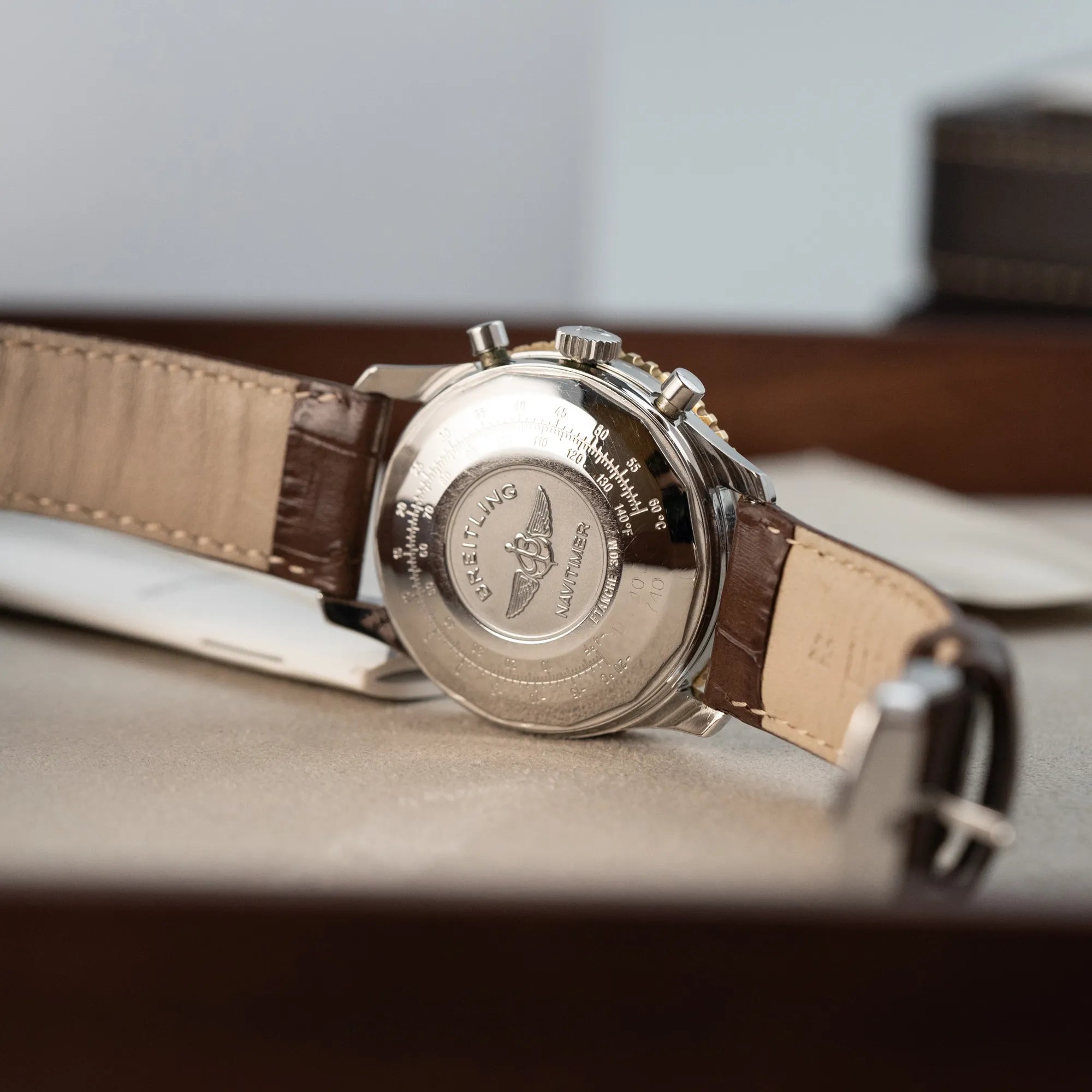 Gehäuseboden des Breitling Old Navitimers mit Stahl-Gold-Gehäuse am braunen Lederband