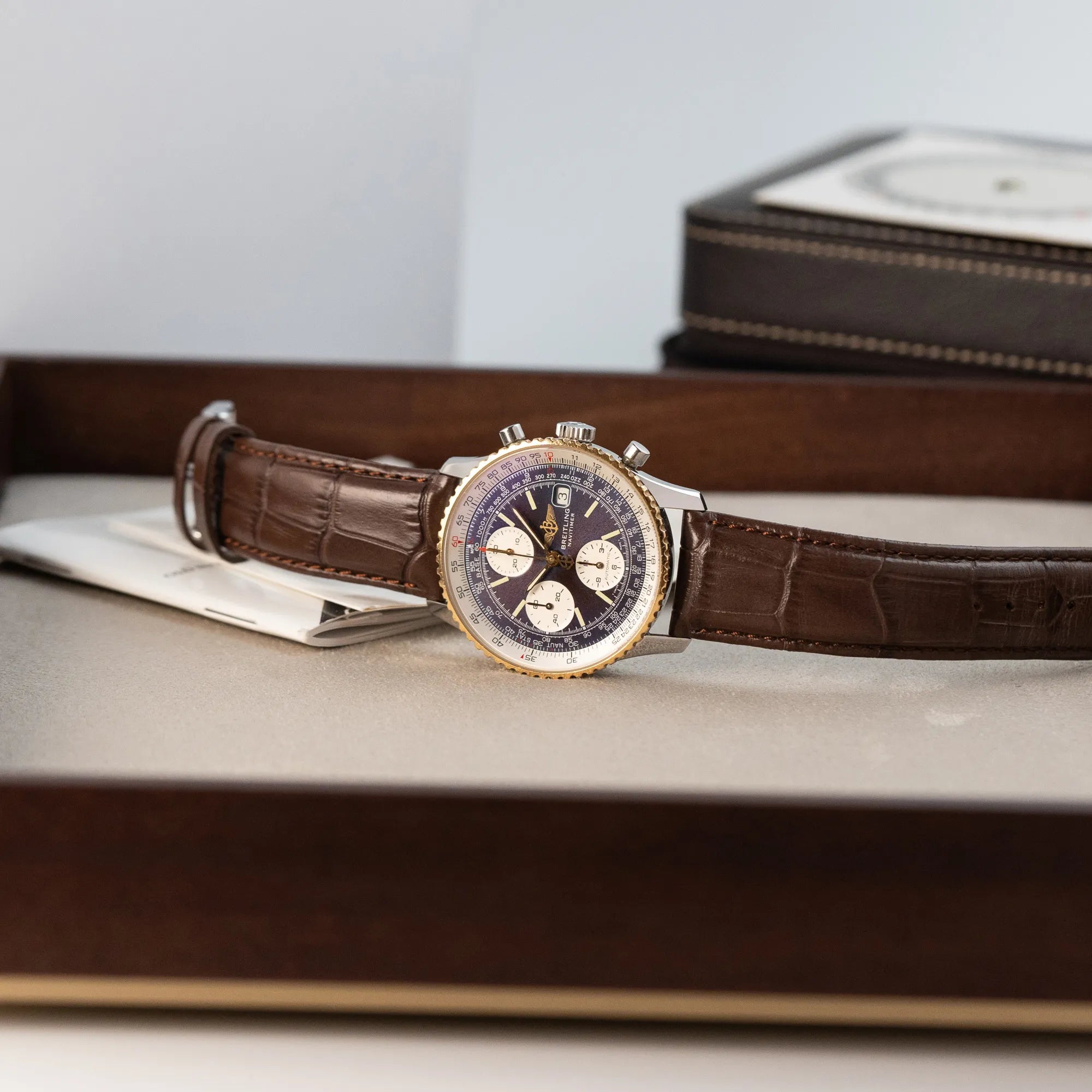 Produktfotografie des Breitling Old Navitimers mit Stahl-Gold-Gehäuse am braunen Lederband
