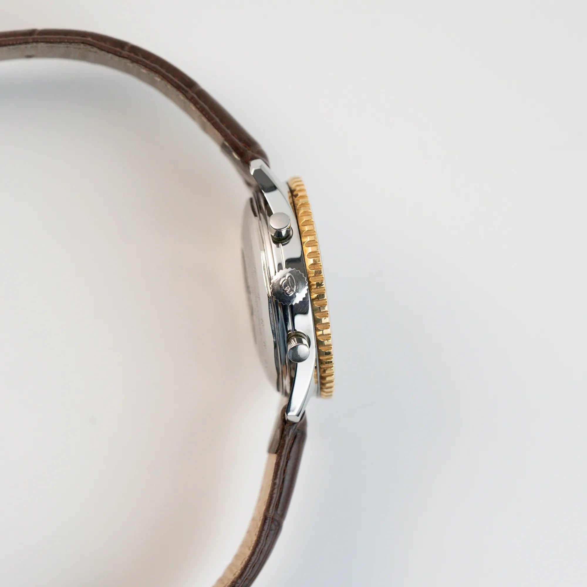 Seitliches Gehäuse des Breitling Old Navitimers mit Stahl-Gold-Gehäuse am braunen Lederband