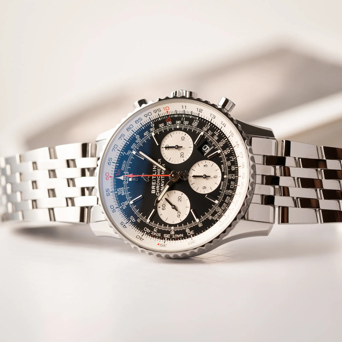 Breitling Navitimer B01 Chronograph der Referenz AB0121211B1A1 mit reverse-Panda Zifferblatt in schwarz mit weißen Hilfszifferblätter