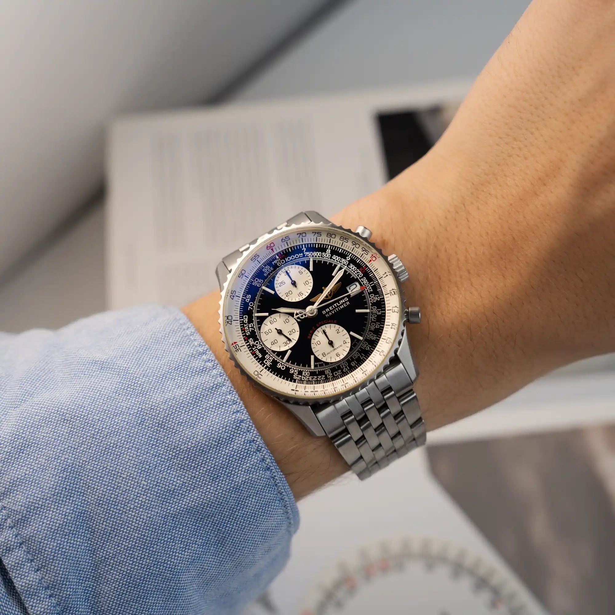 Wristhot mit der der Breitling Navitimer Fighters Edition A13330 mit schwarzem Zifferblatt