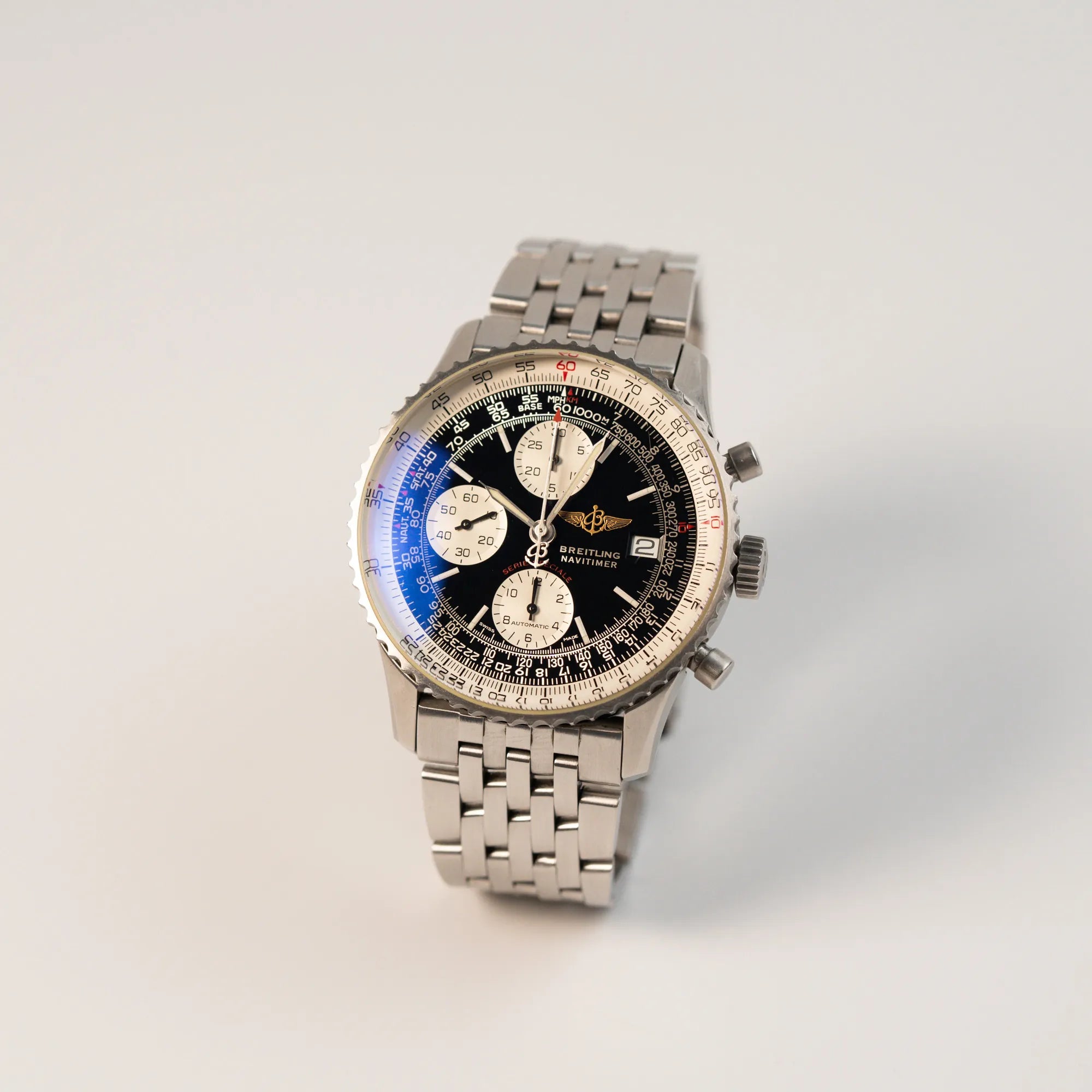 Leicht schräge Ansicht der Breitling Navitimer Fighters Edition A13330