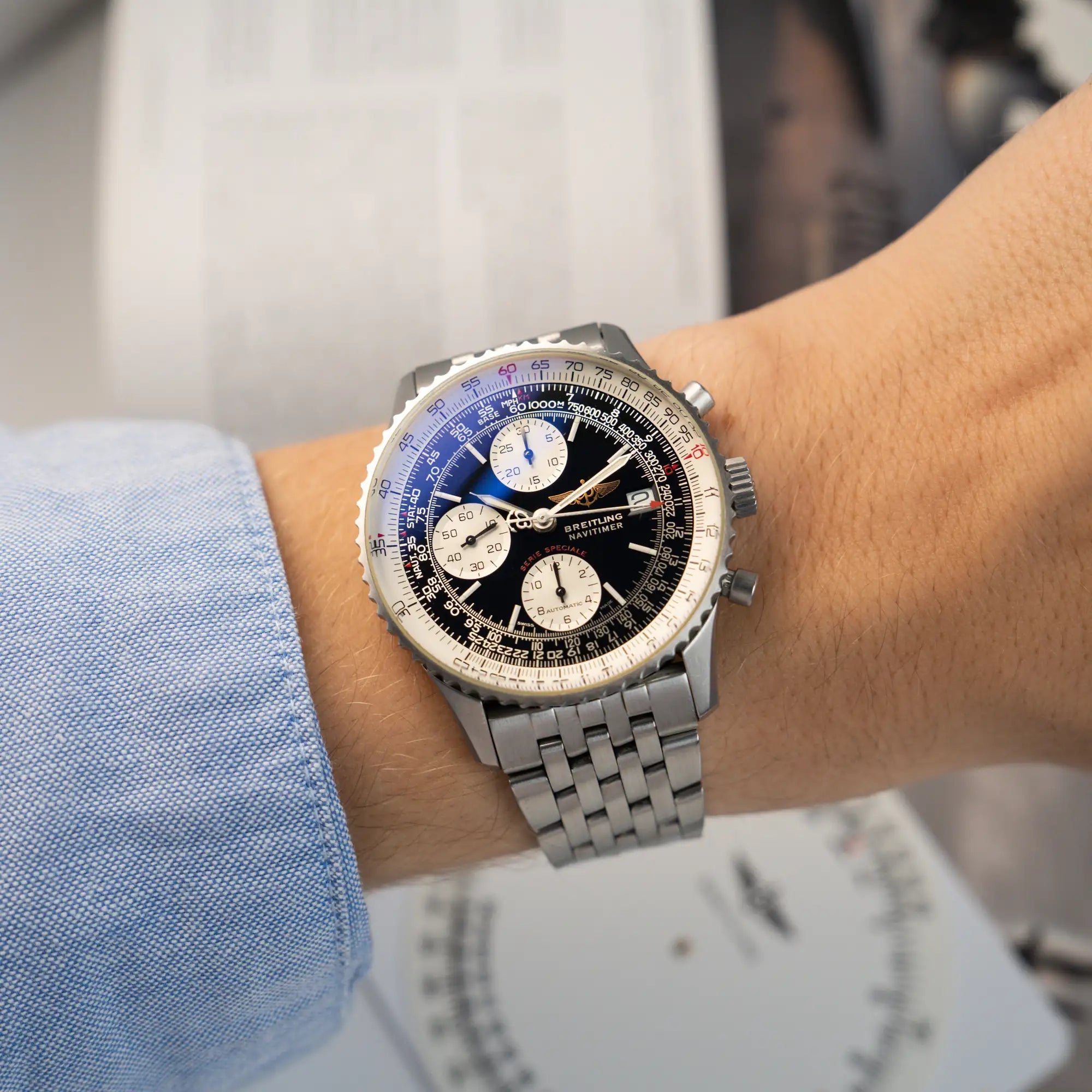 Mann trägt die Breitling Navitimer Fighters Edition A13330 an seinem Handgelenk