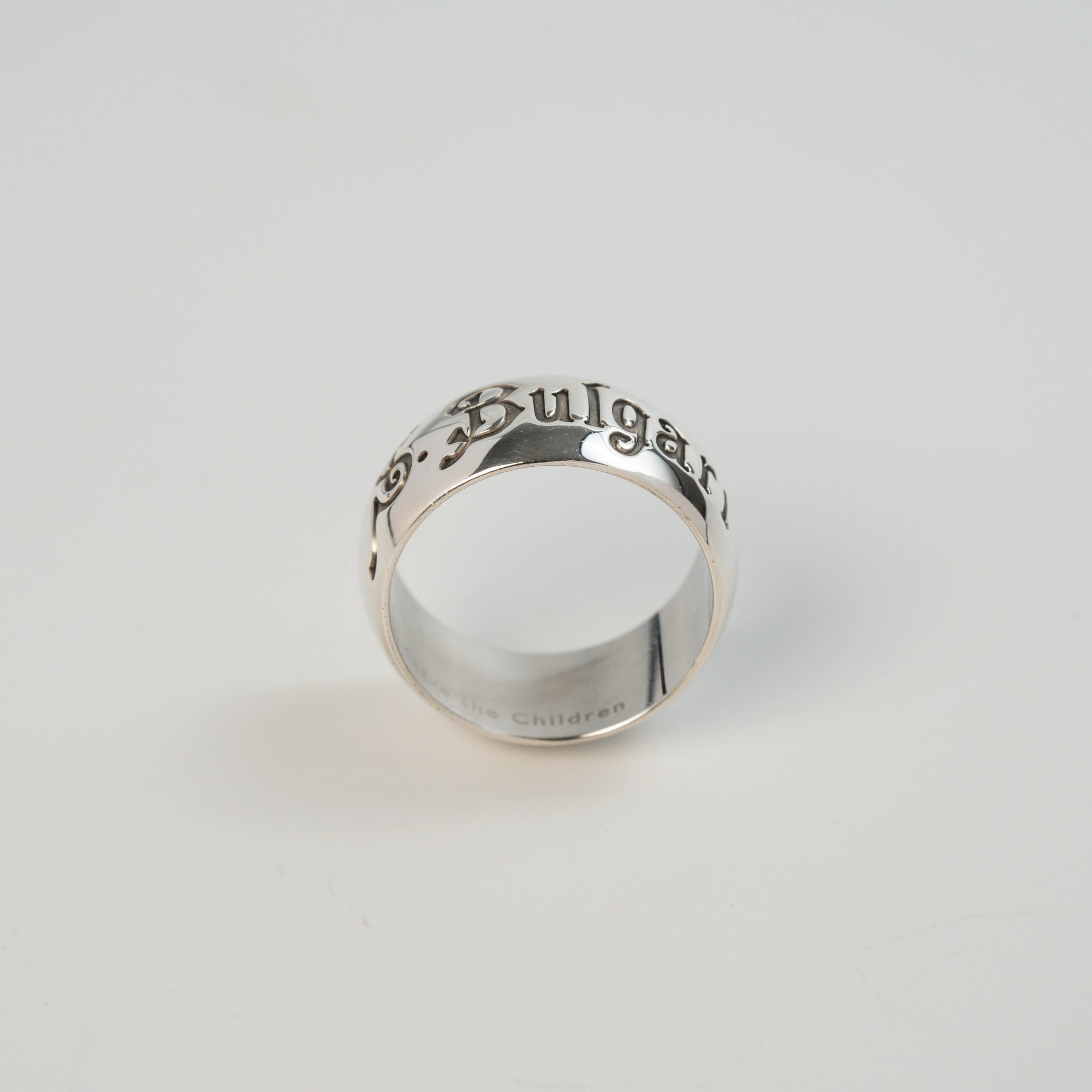 Produktfotografie zeigt die Seitenansicht des Bulgari Rings "Save The Children" in Silber