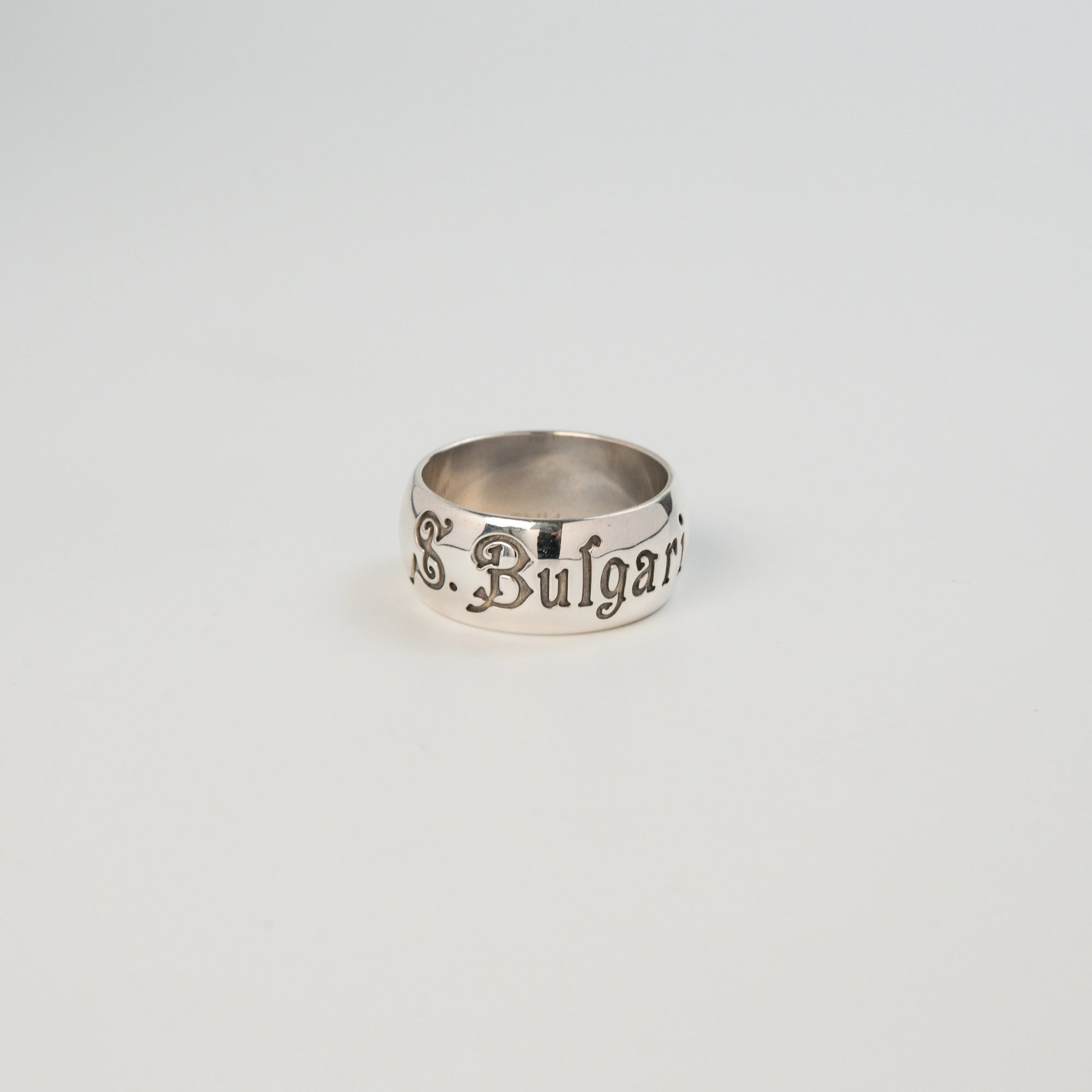 Produktfotografie zeigt die Seitenansicht des Bulgari Rings "Save The Children" in Silber