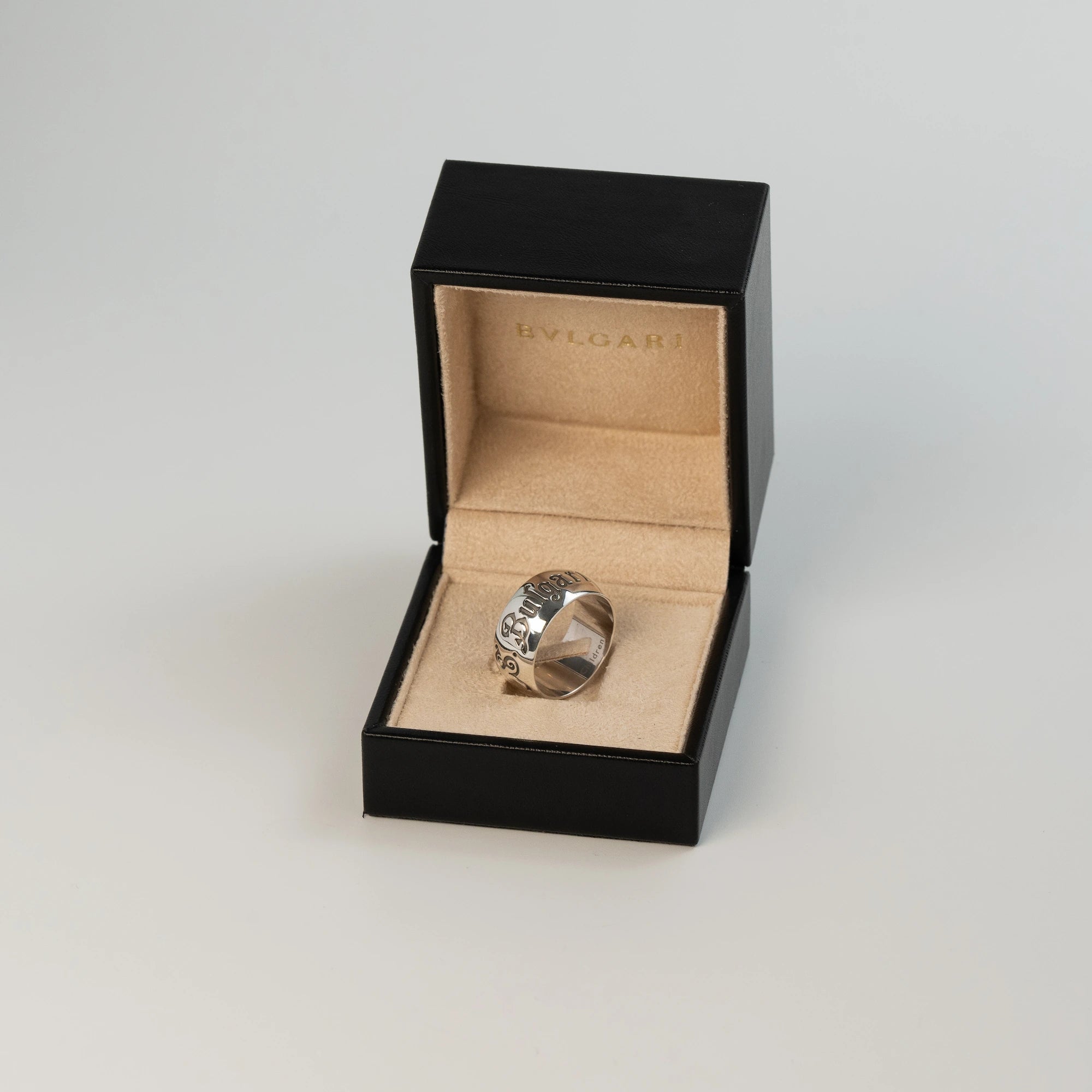 Produktfotografie zeigt den Bulgari Rings "Save The Children" in Silber in der originalen Schmuck-Box zum Klappen