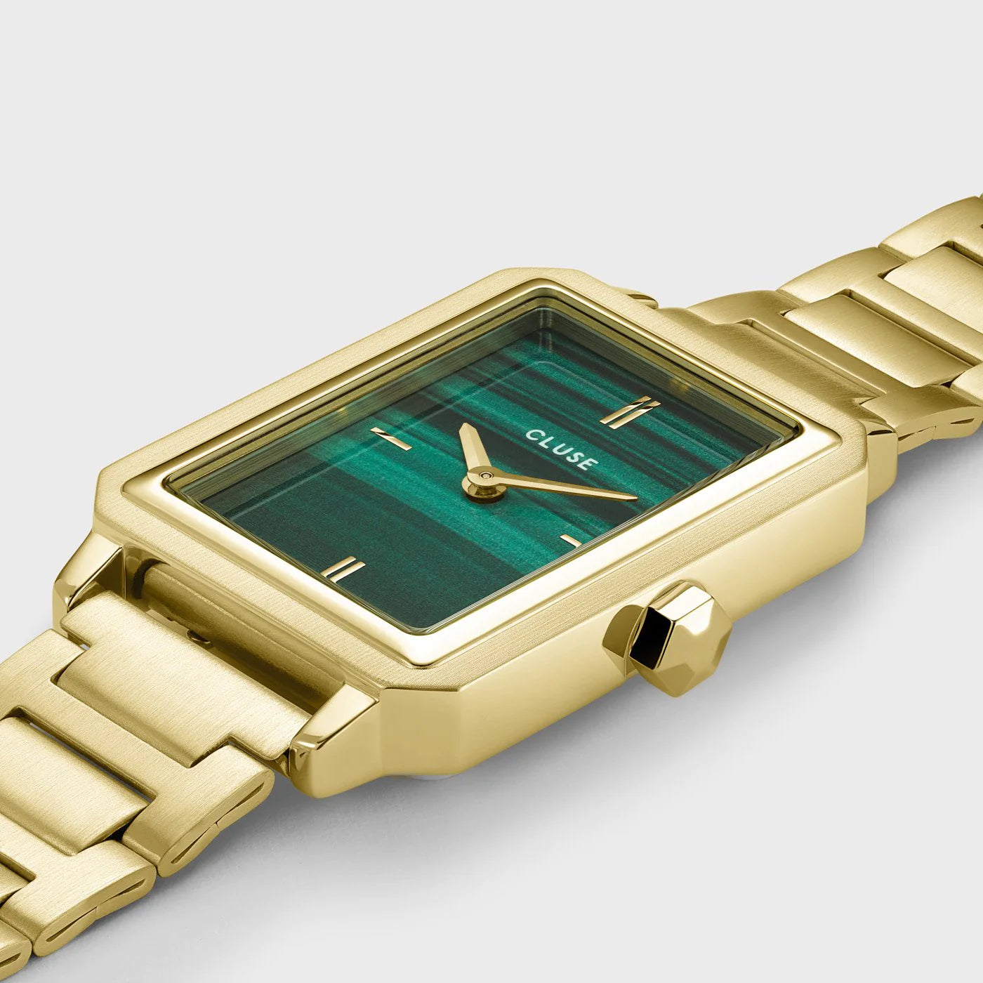 Detailaufnahme der Cluse "Fluette" Stahl-Uhr mit grünem Malachit-Druck-Zifferblatt mit goldfarbenem Gehäuse