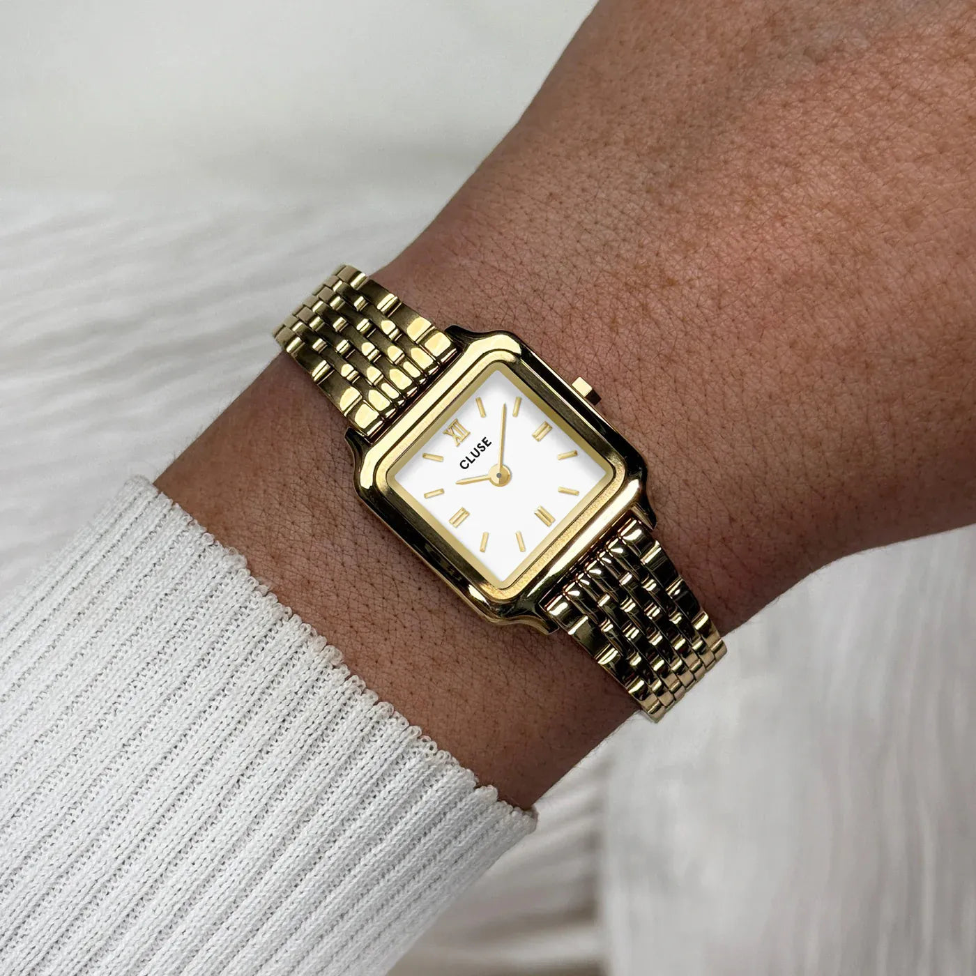 Wristshot mit der goldfarbenen Cluse Gracieuse Mini CW15506 Damenuhr mit weißem Zifferblatt