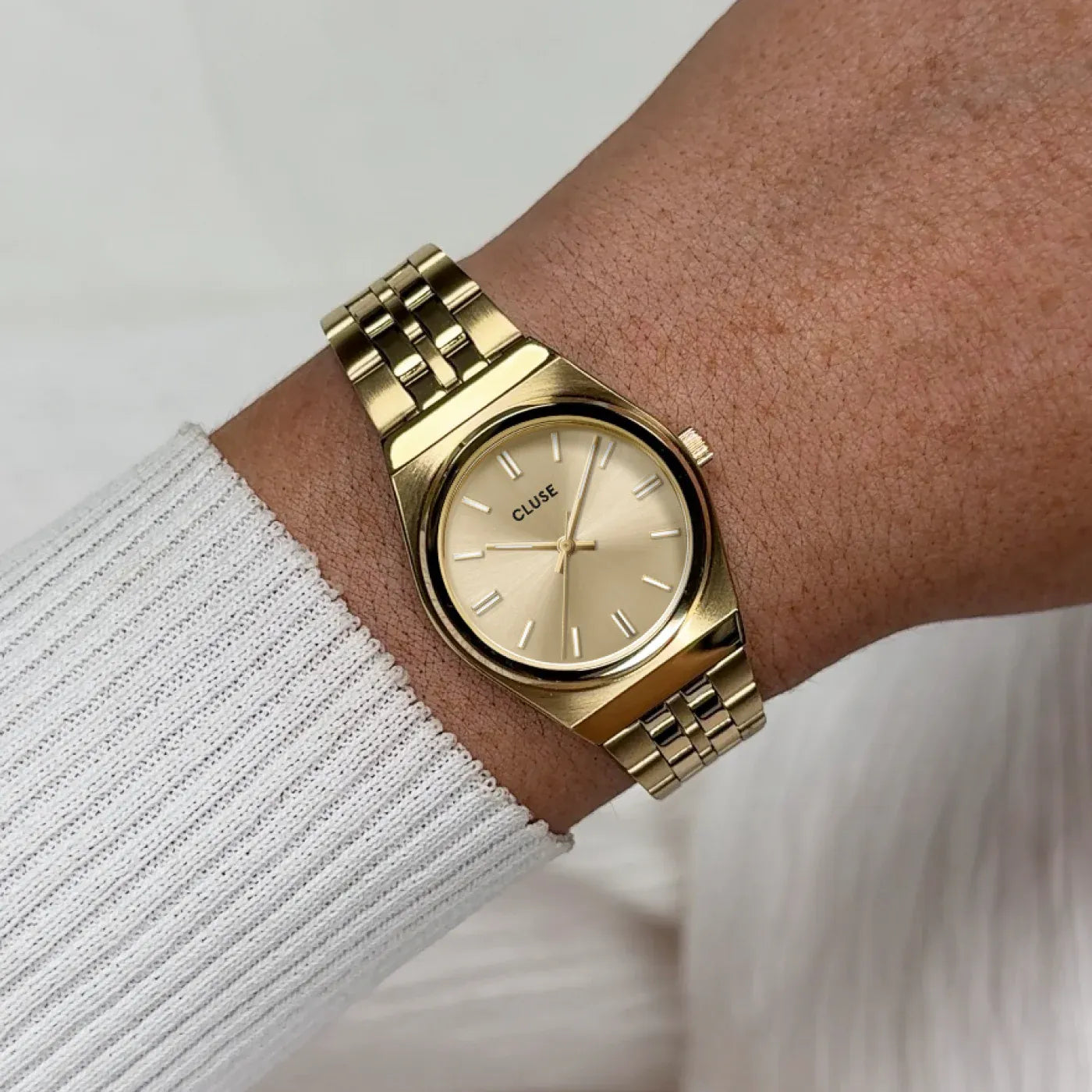 Wristshot mit der goldfarbenen Cluse CW16302 Retro 70s Mini Damenuhr