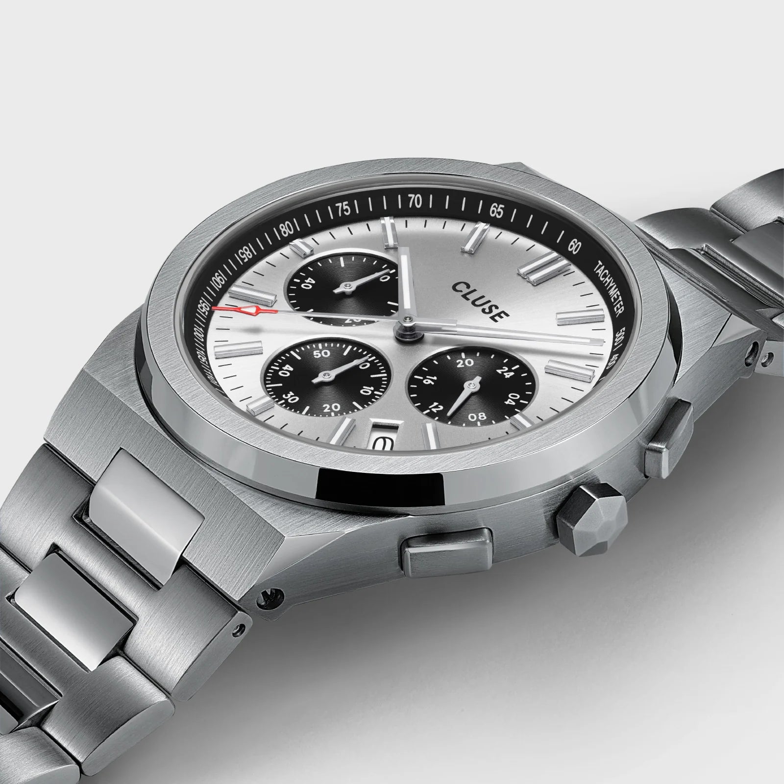 Detailansicht der Vigoureux Chronograph-Uhr von Cluse in Edelstahl mit dem silbernen Zifferblatt mit schwarzen Totalisatoren