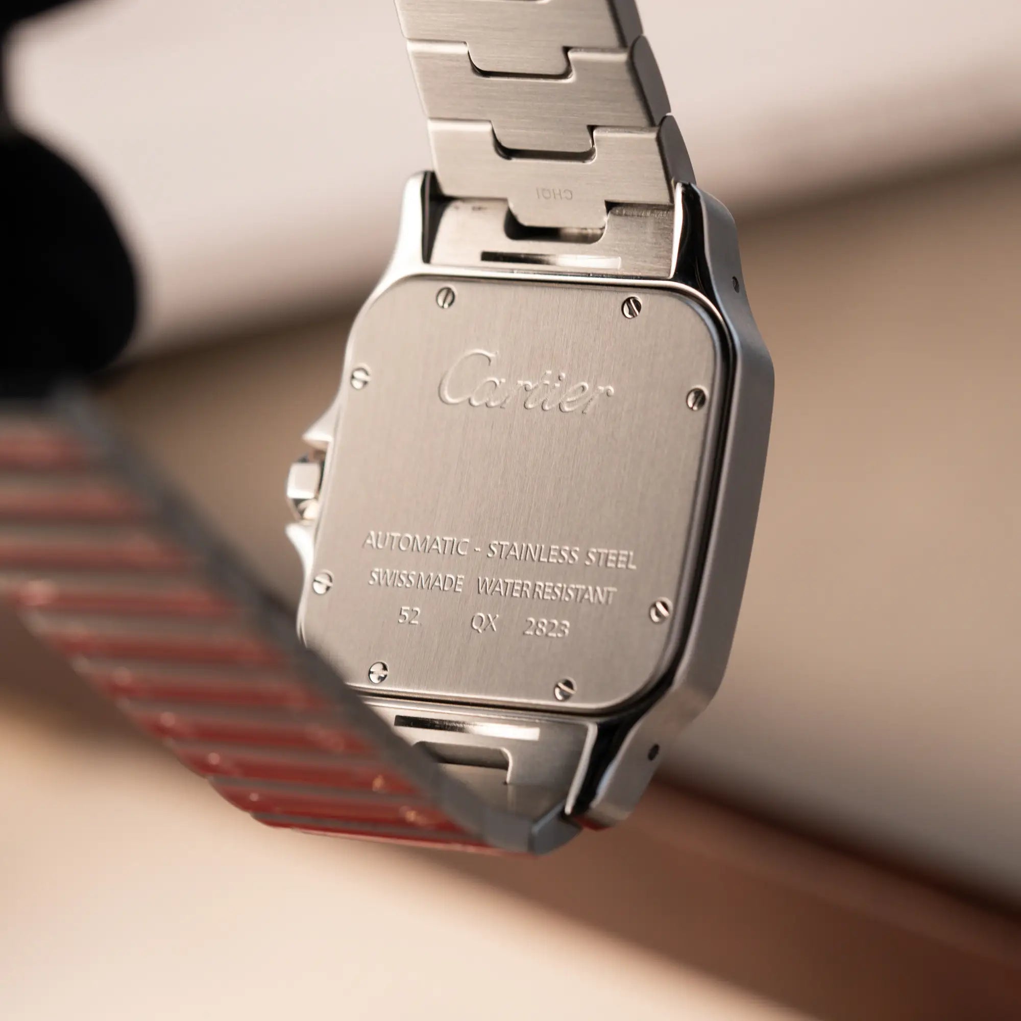 Gehäuseboden der Cartier Santos Galbée 2823 in Edelstahl mit allen zigehörigen Stempeln