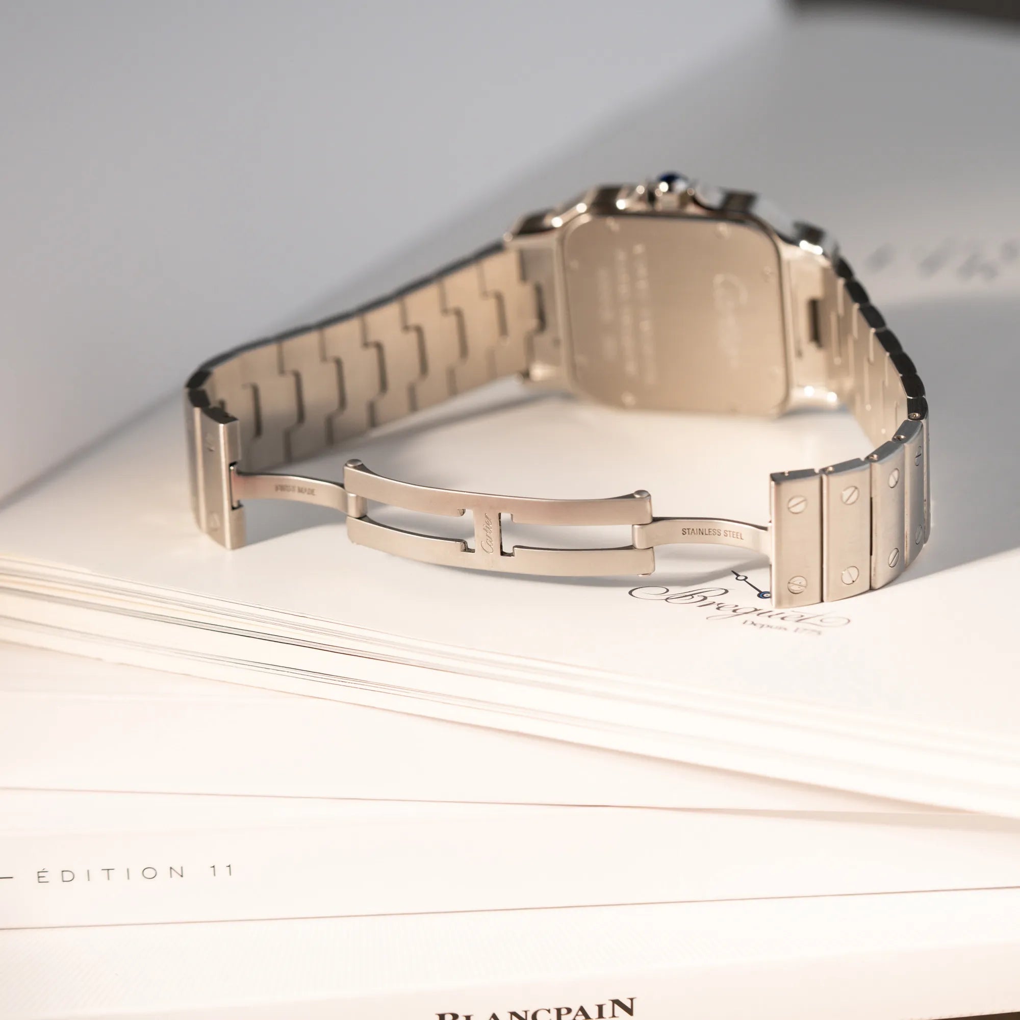 Produktfotografie der Cartier Santos Galbée 2823 in Edelstahl mit weißem Zifferblatt zeigt die geöffnete Doppel-Faltschliesse