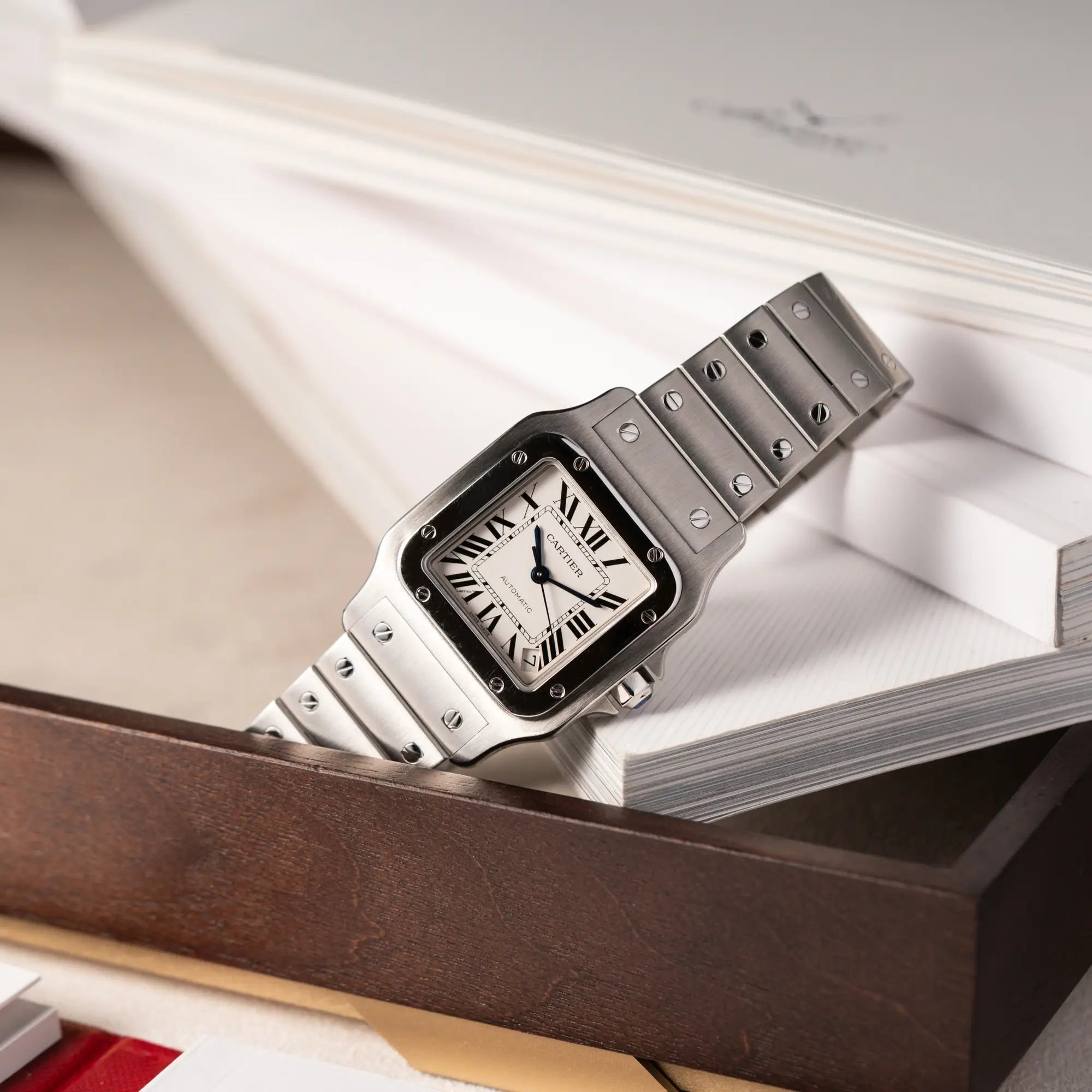Produktfotografie der Cartier Santos Galbée 2823 in Edelstahl mit weißem Zifferblatt