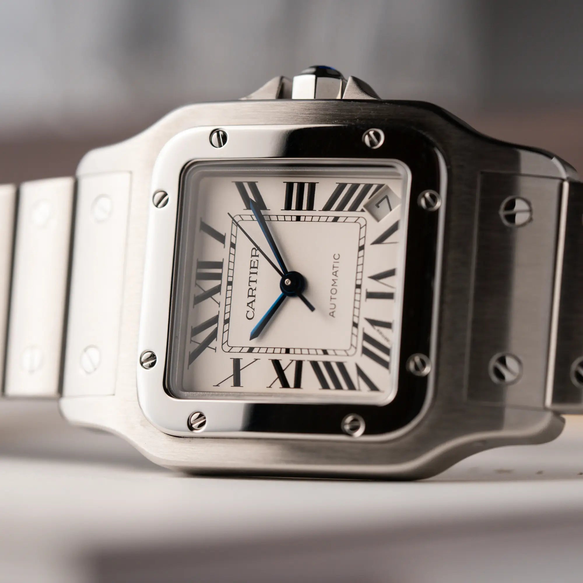 Detailaufnahme der Cartier Santos Galbée 2823 in Edelstahl mit weißem Zifferblatt