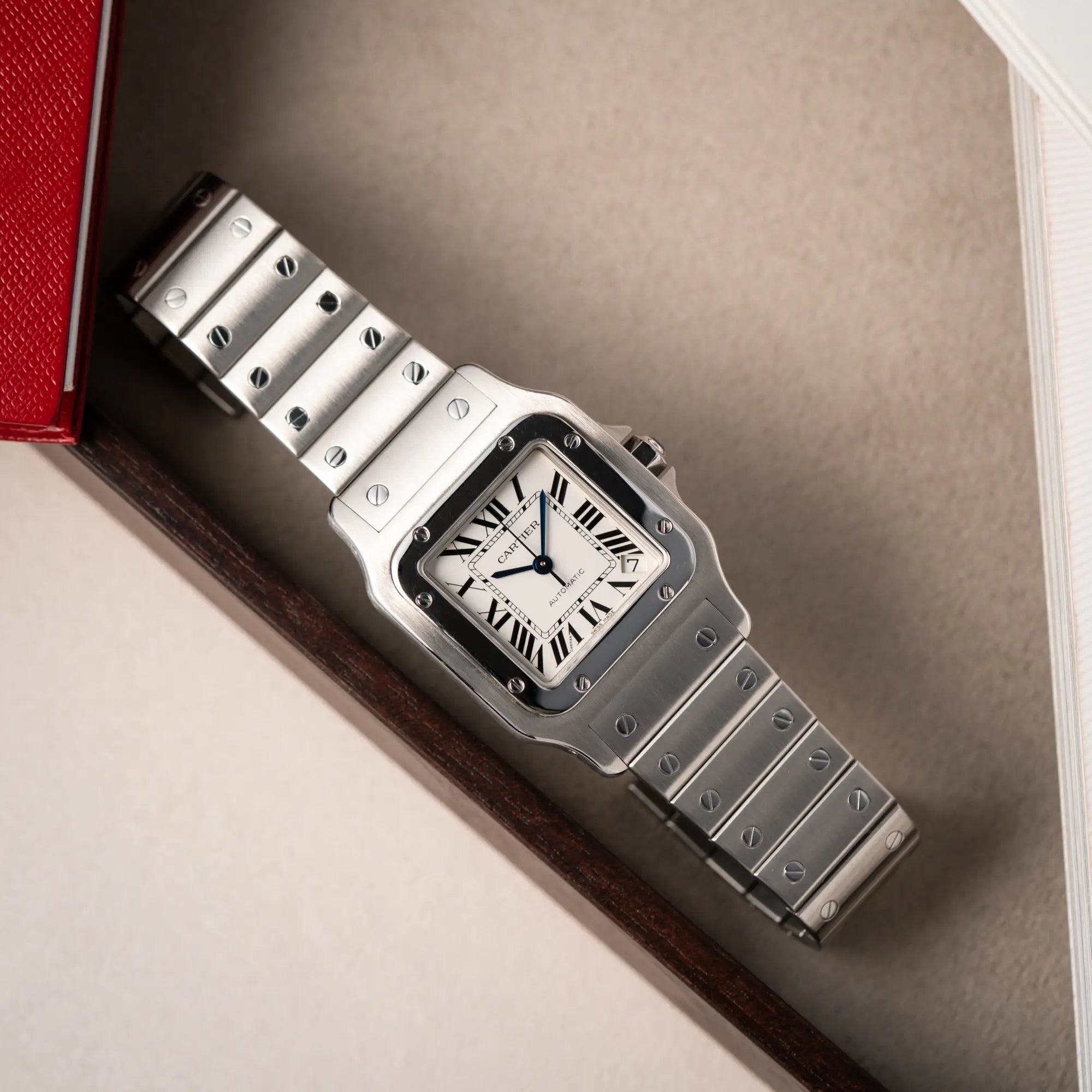 Produktfotografie aus der Vogelperspektive von der Cartier Santos Galbée 2823 in Edelstahl mit weißem Zifferblatt
