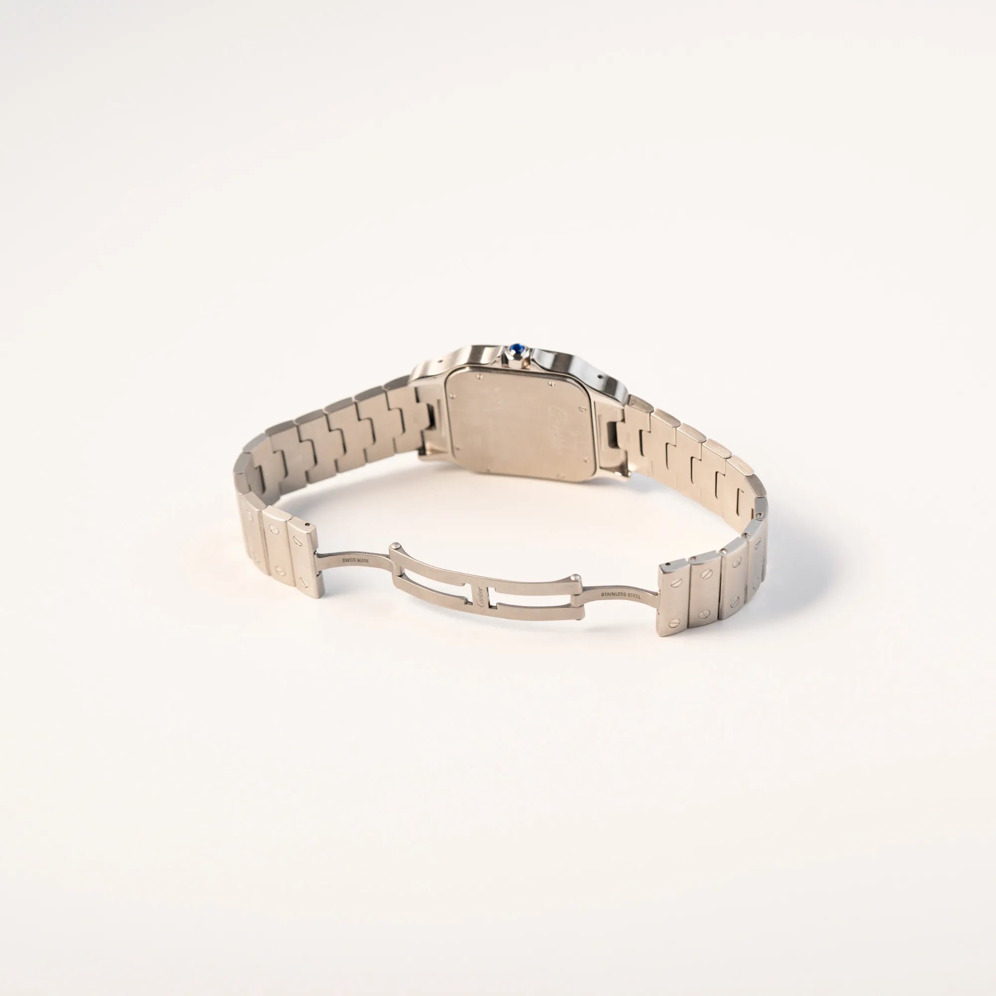 Geöffnete Doppel-Faltschliesse und Gehäuseboden der Cartier Santos Galbée 2823 in Edelstahl mit weißem Zifferblatt