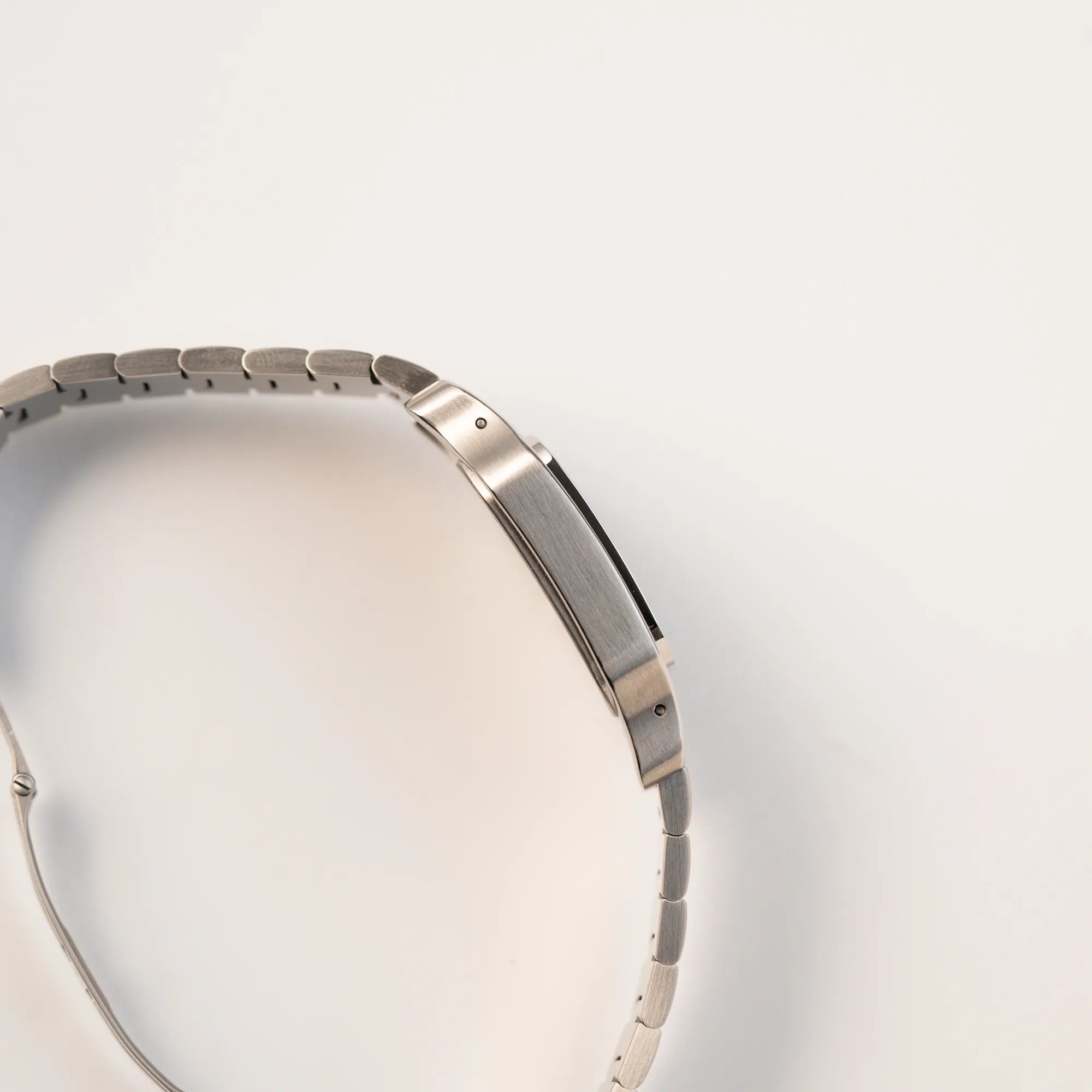 Seitliches Gehäuse der Cartier Santos Galbée 2823 in Edelstahl mit weißem Zifferblatt