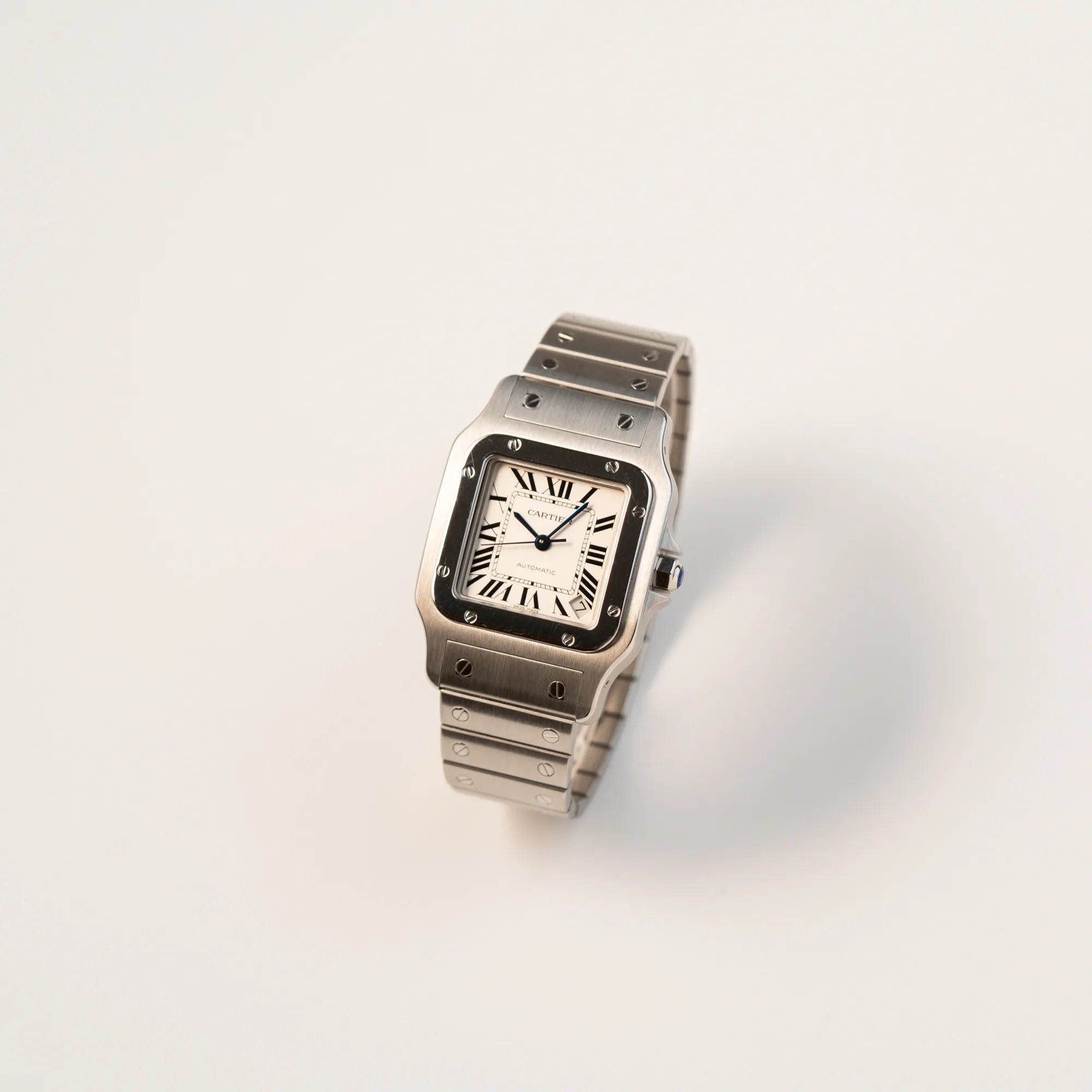 Leicht schräge Ansicht der Cartier Santos Galbée 2823 in Edelstahl mit weißem Zifferblatt