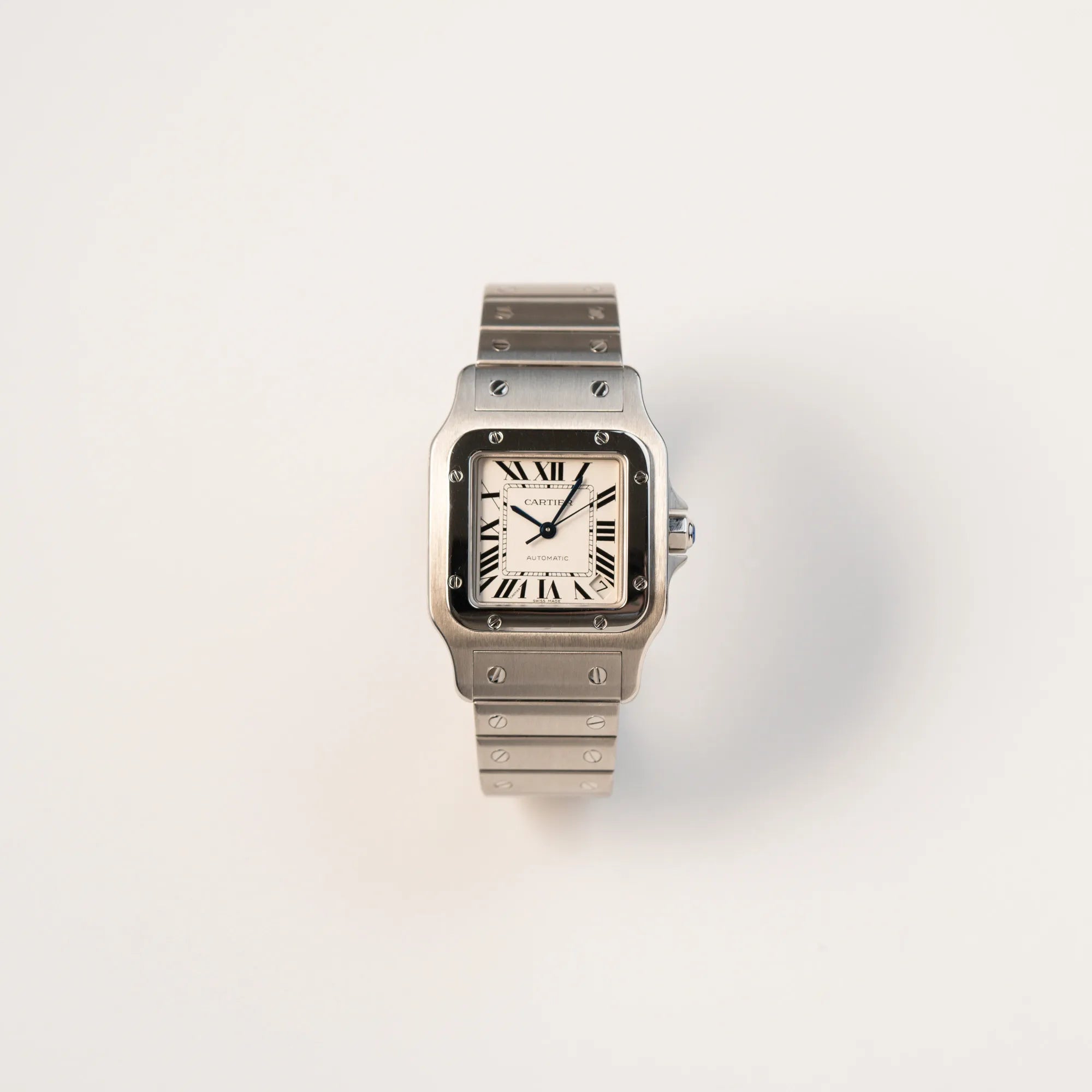 Frontale Ansicht der Cartier Santos Galbée 2823 in Edelstahl mit weißem Zifferblatt