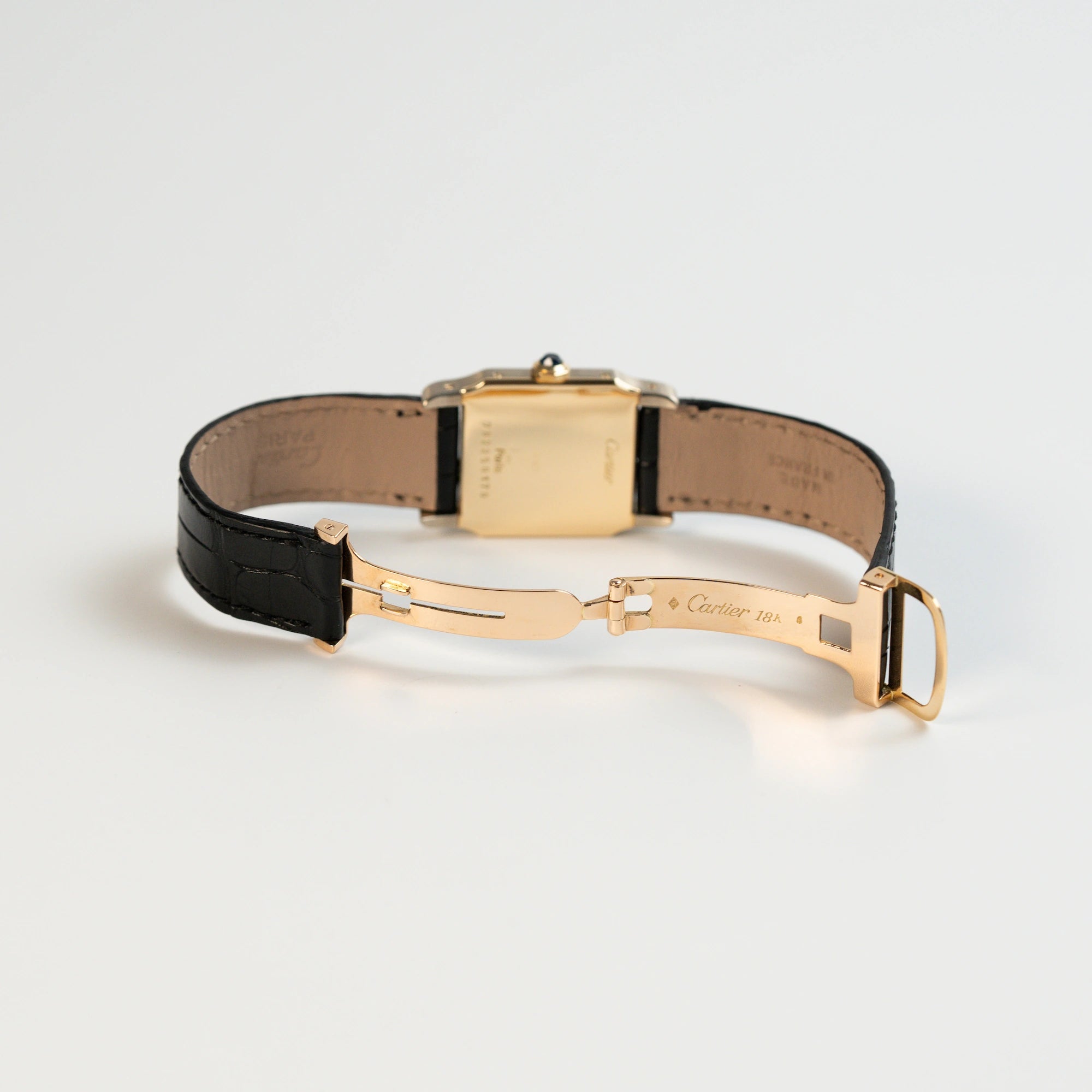 Geöffnete Faltschließe der Cartier Santos Dumont "Deux Ors" mit Paris Dial am schwarzen Lederarmband