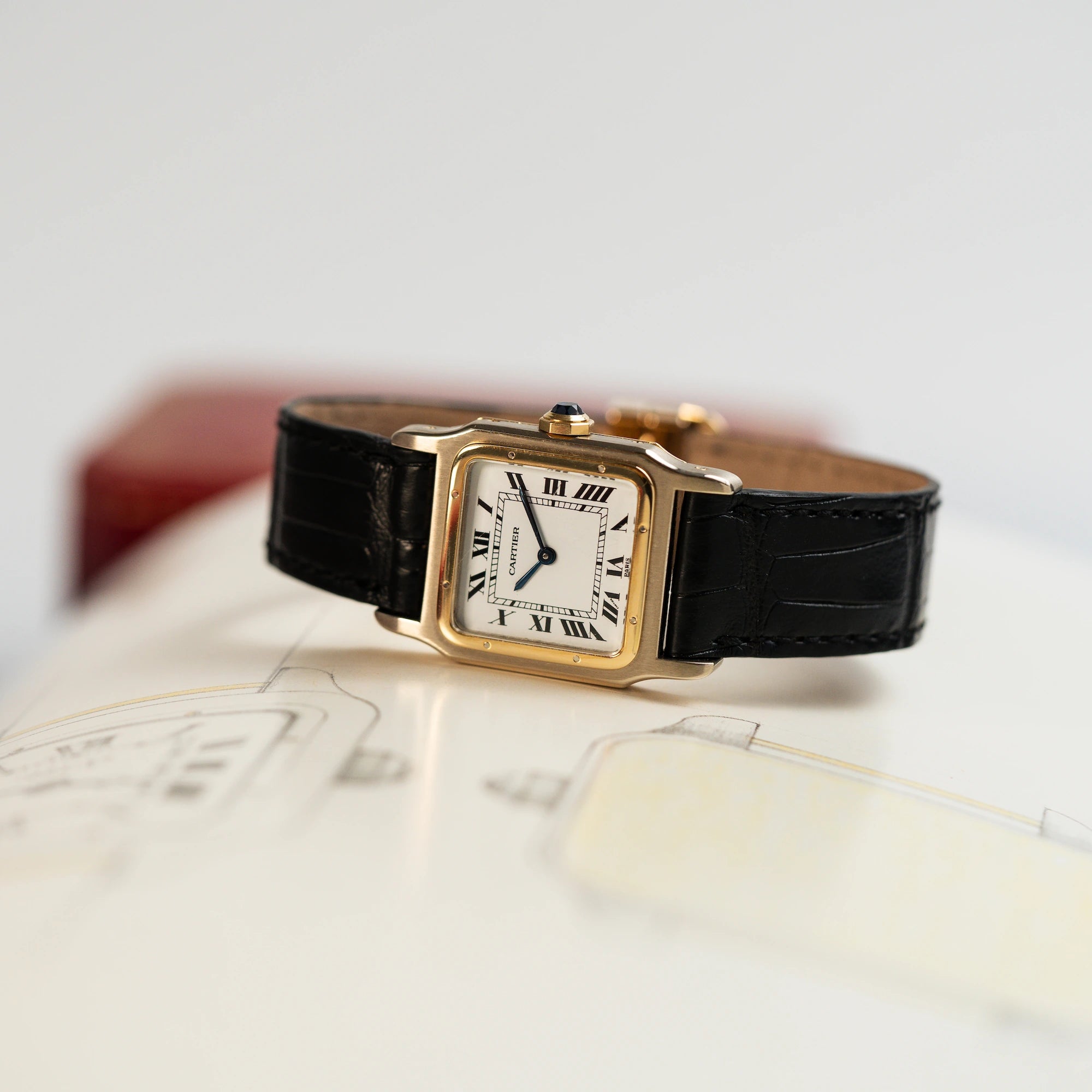Produktfotografie einer liegenden Cartier Santos Dumont "Deux Ors" mit Paris weißem Dial