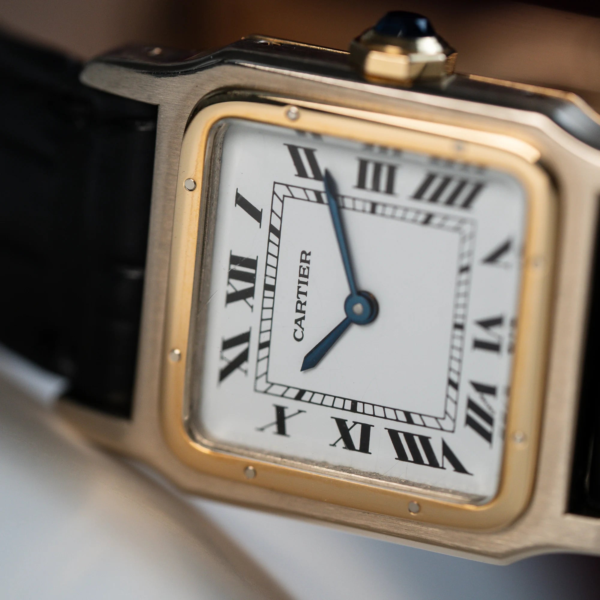 Detailaufnahme der Cartier Santos Dumont "Deux Ors" mit Paris Zifferblatt