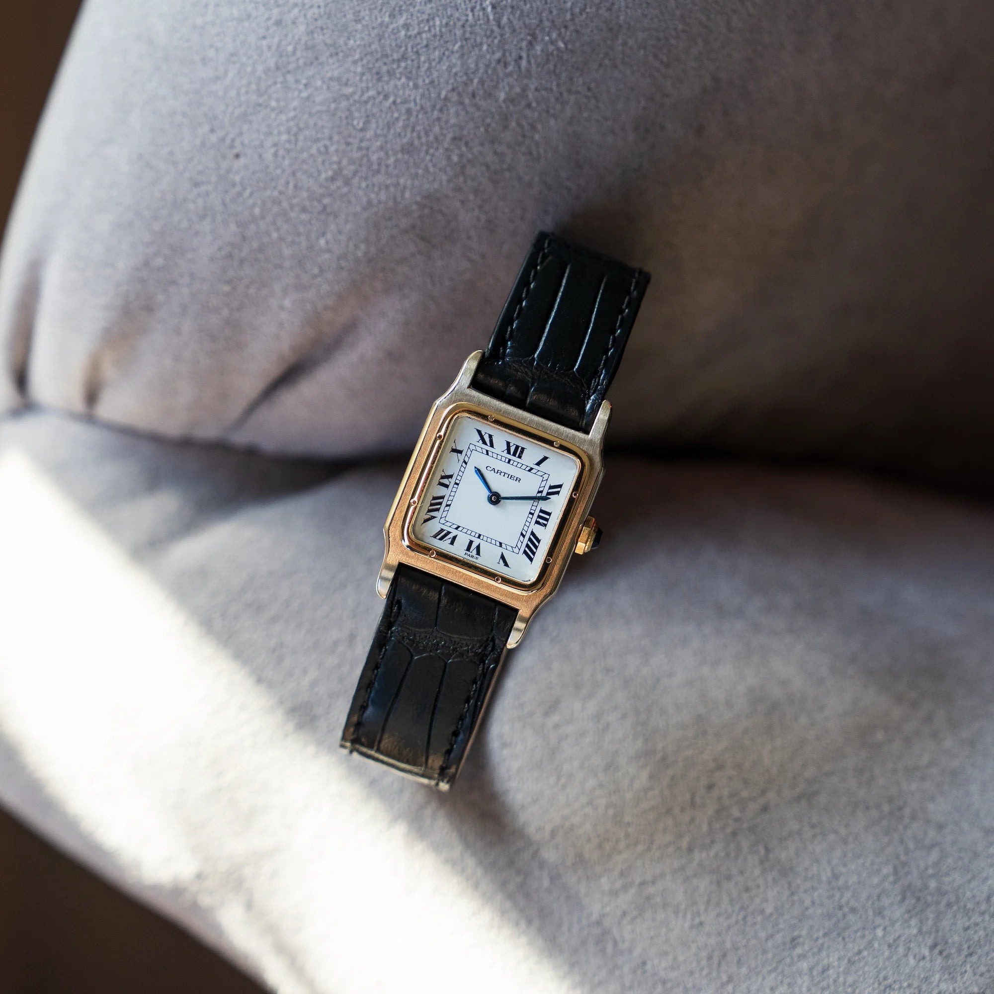 Produktfotografie der Cartier Santos Dumont "Deux Ors" mit Paris weißem Paris Dial