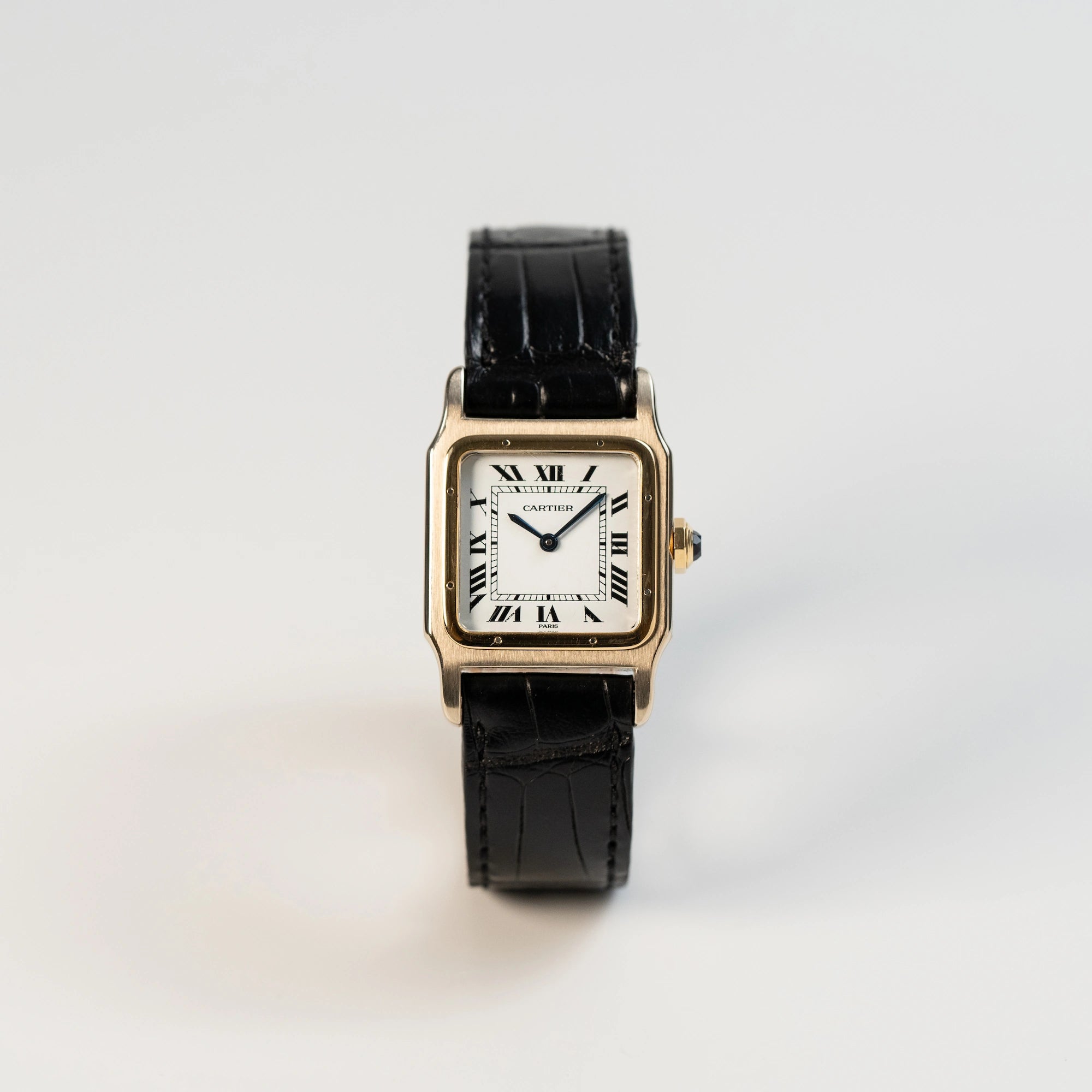 Frontale Ansicht der Cartier Santos Dumont "Deux Ors" mit Paris Dial am schwarzen Lederarmband