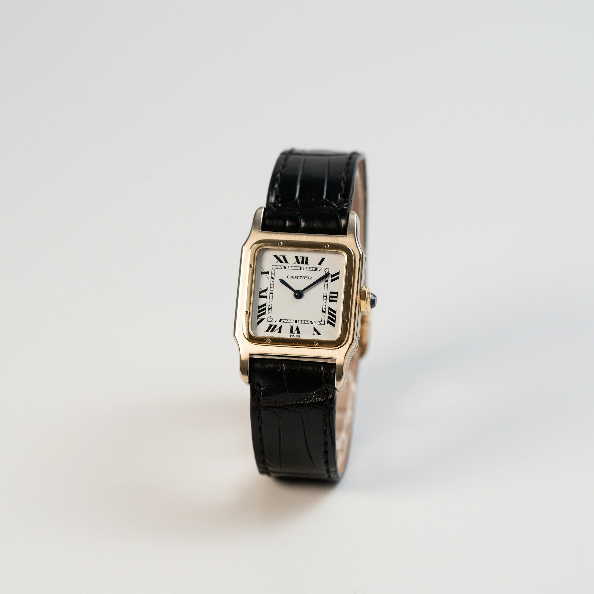 Leicht seitliche Ansicht der Cartier Santos Dumont "Deux Ors" mit Paris Dial am schwarzen Lederarmband