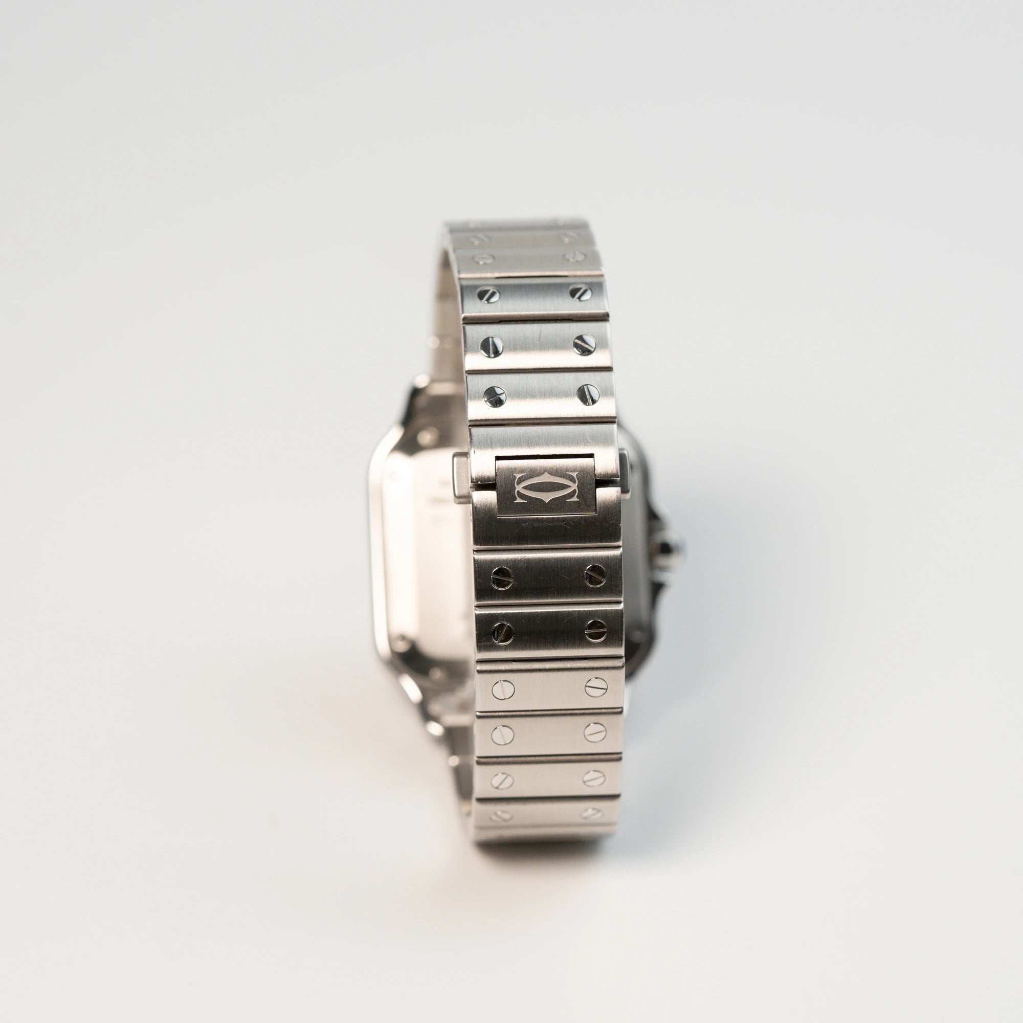 Band der Cartier Santos Medium mit dem klassischen weißen Zifferblatt mit Folus auf der versteckten Faltschliesse
