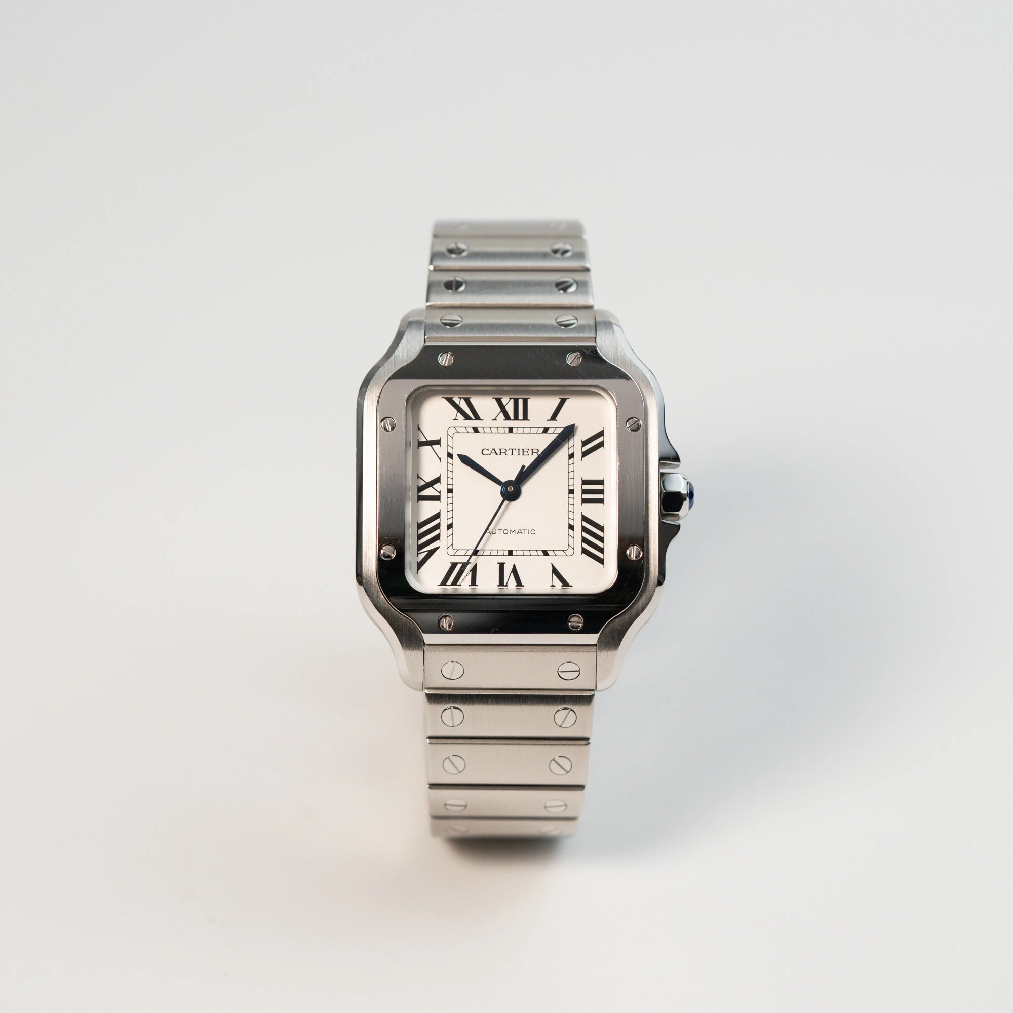 Frontale Ansicht der Cartier Santos Medium mit dem klassischen weißen Zifferblatt mit römischen Indizes