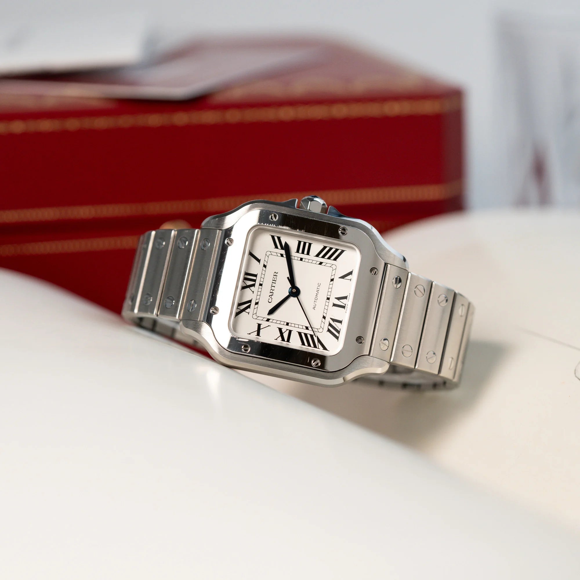 Produktfotografie der Cartier Santos Medium mit dem klassischen weißen Zifferblatt mit römischen Indizes