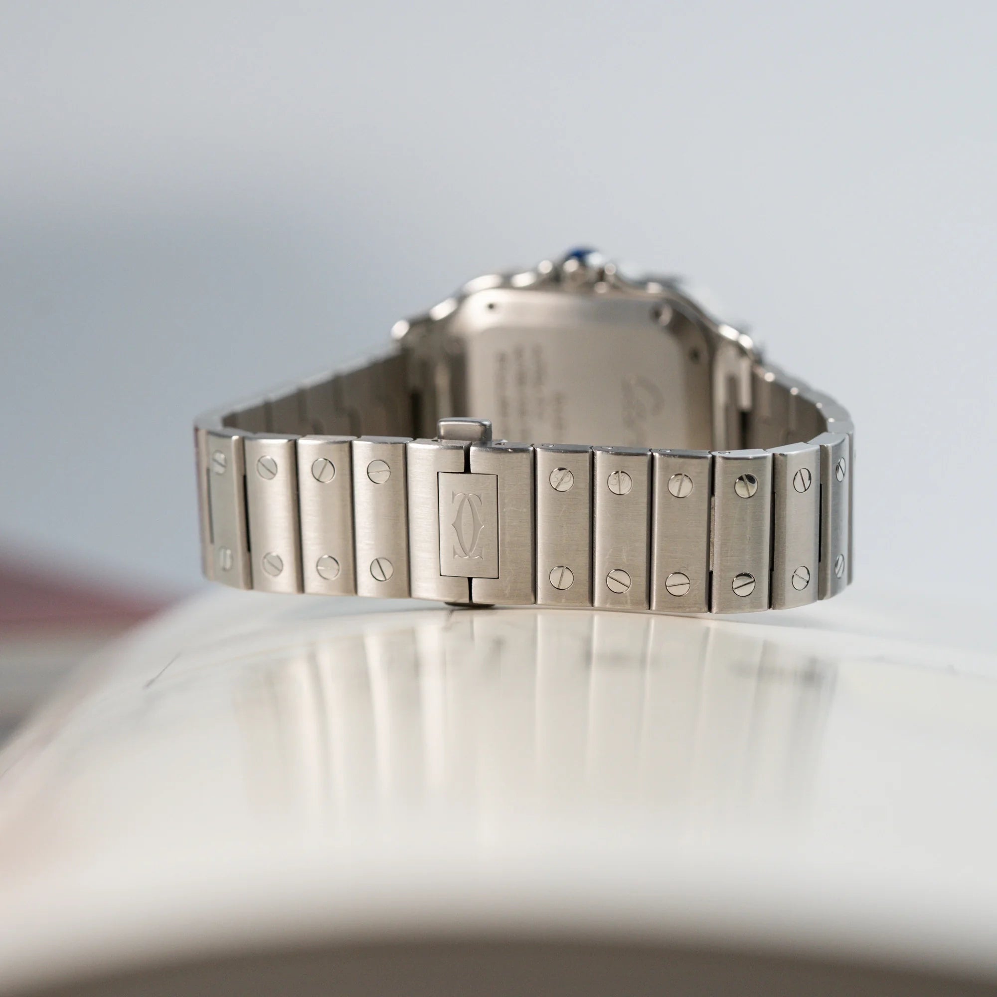Produktfotografie der Cartier Santos Medium mit Fokus auf der versteckten Faltschliesse mit Cartier-Logo