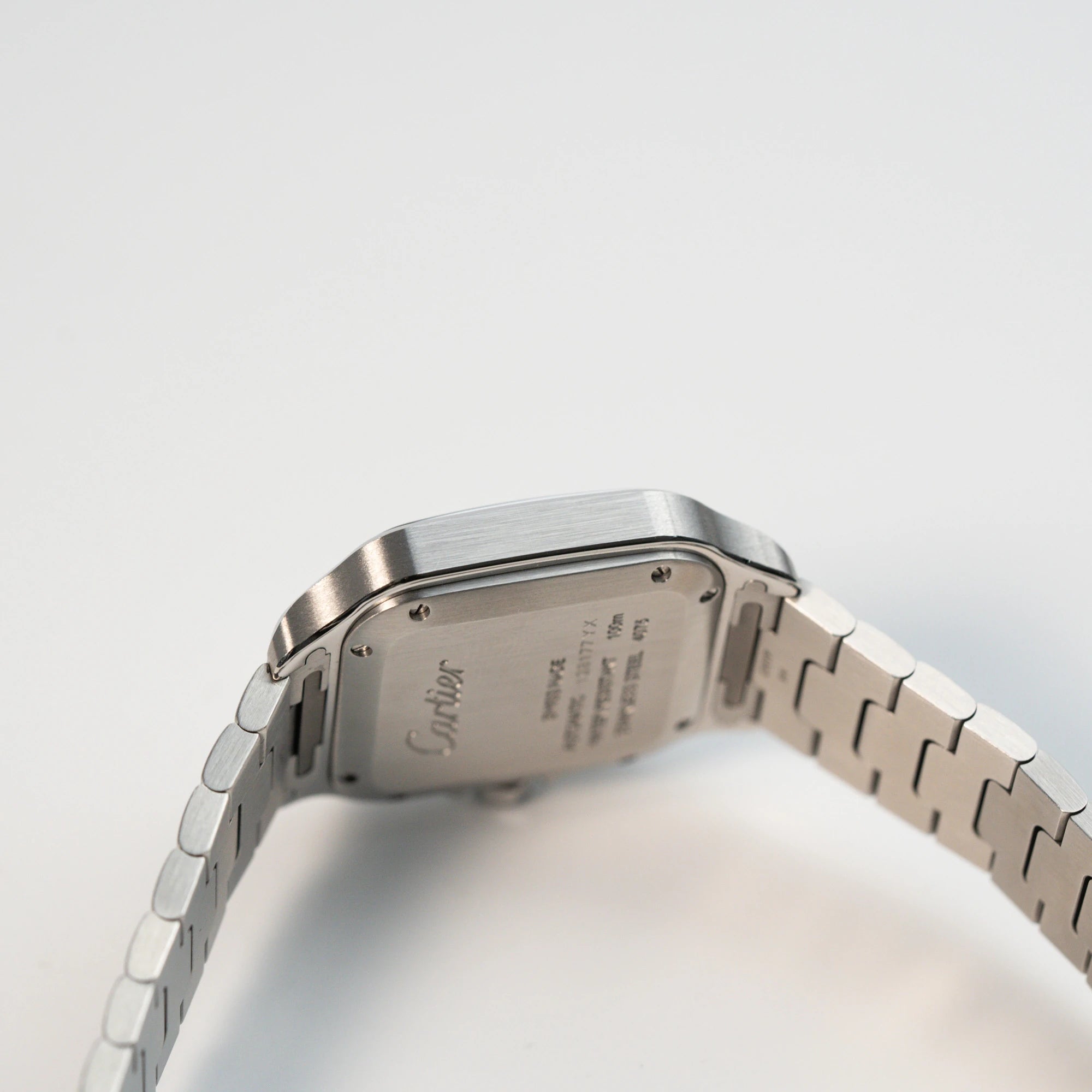 Seitliches Gehäuse der Cartier Santos Medium mit dem klassischen weißen Zifferblatt mit römischen Indizes