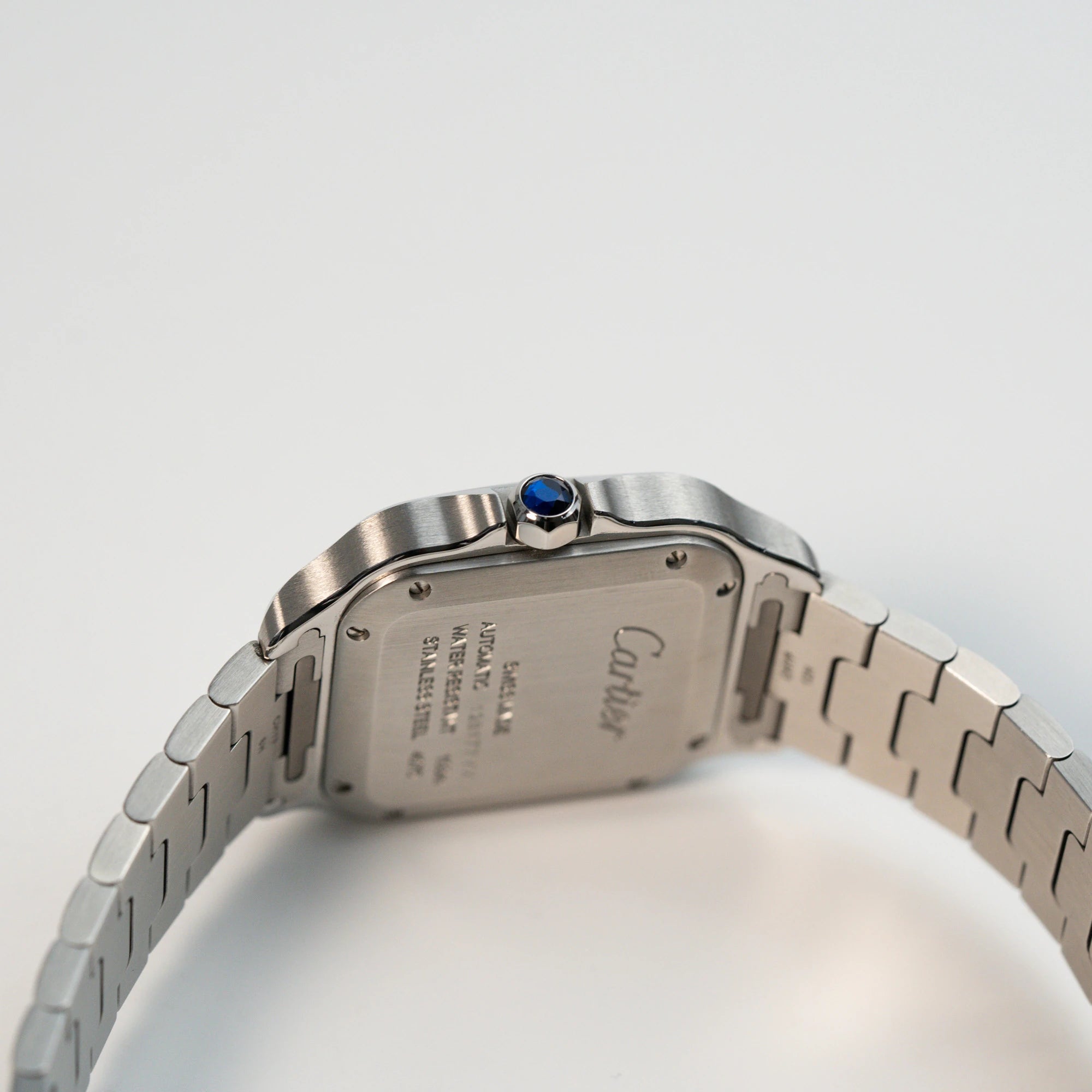 Seitliches Gehäuse mit Krone der Cartier Santos Medium