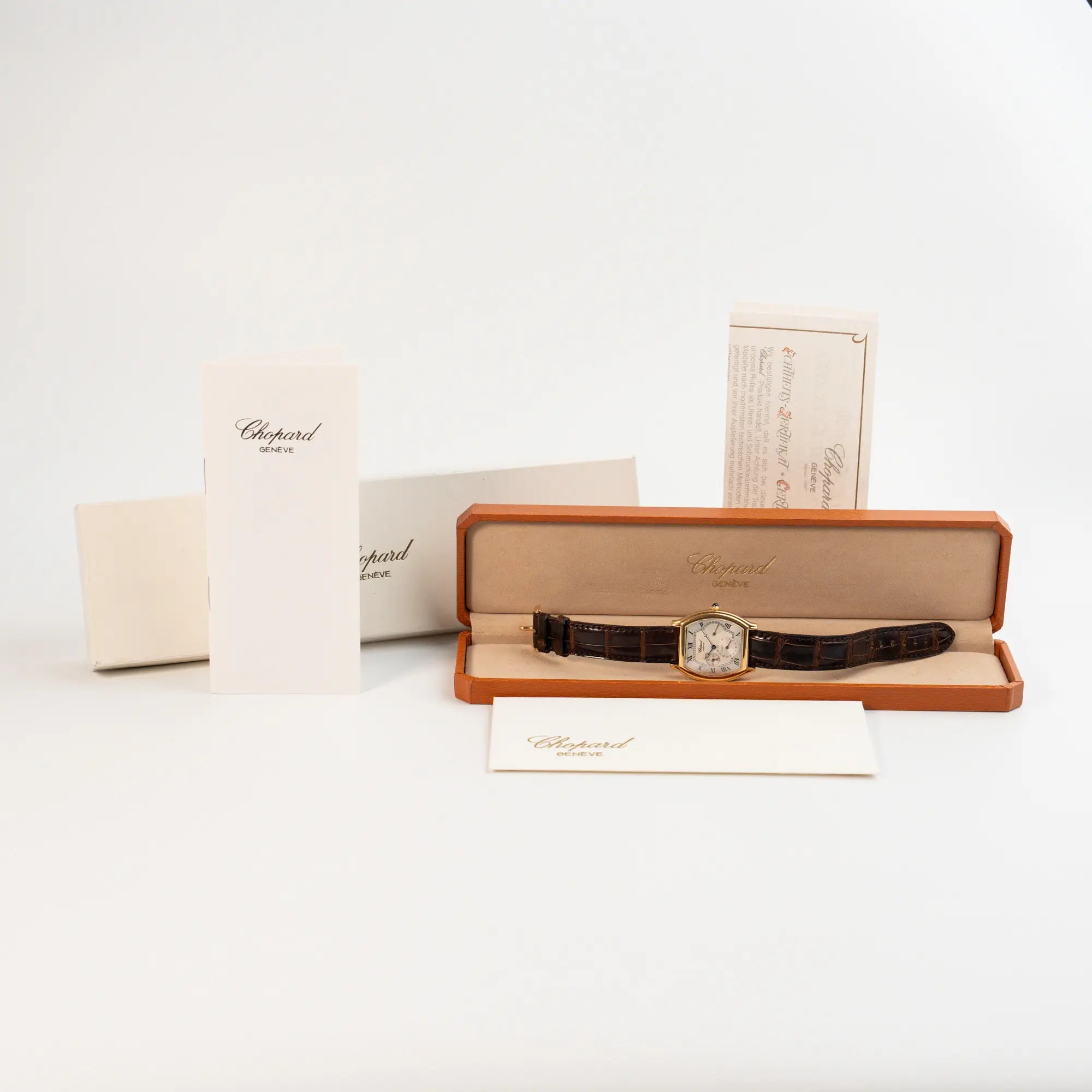 Lieferumfang zugehörig zu der Chopard Tonneau Powerreserve 2248 mit Gehäuse aus 18k Roségold