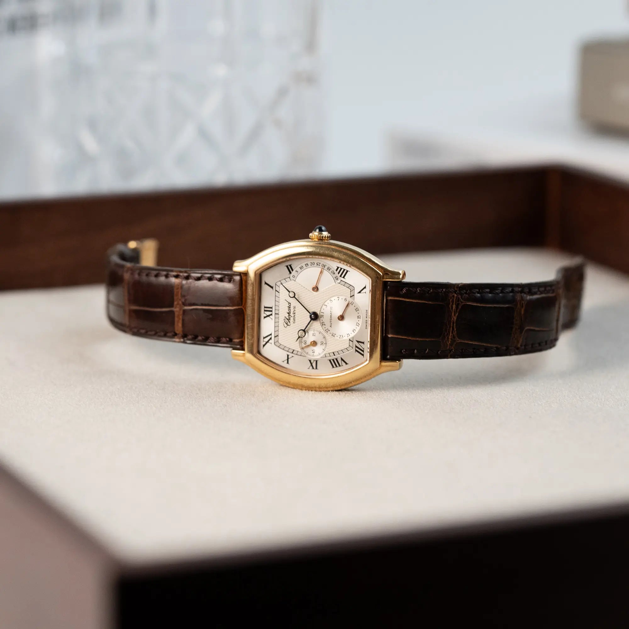 Produktfoto der Chopard Tonneau Powerreserve 2248 mit Gehäuse aus 18k Roségold auf Juwelierstablet