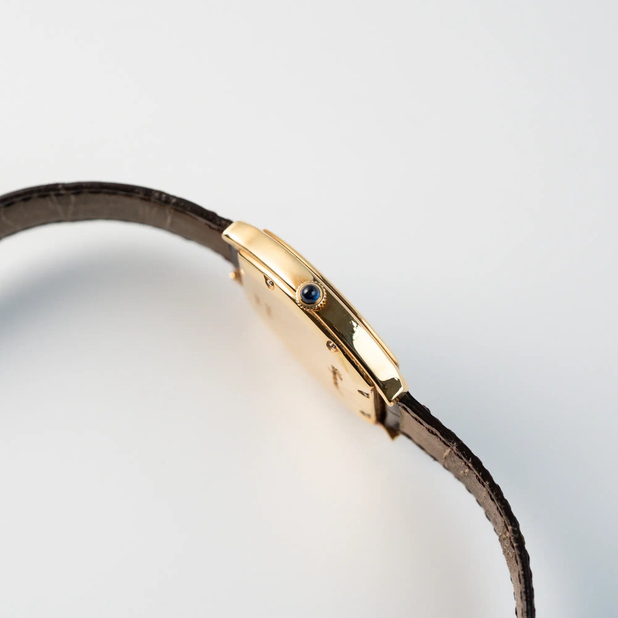 Seitliches Gehäuse Chopard Tonneau Powerreserve 2248 mit Gehäuse aus 18k Roségold mit Blick auf die Aufzugskrone